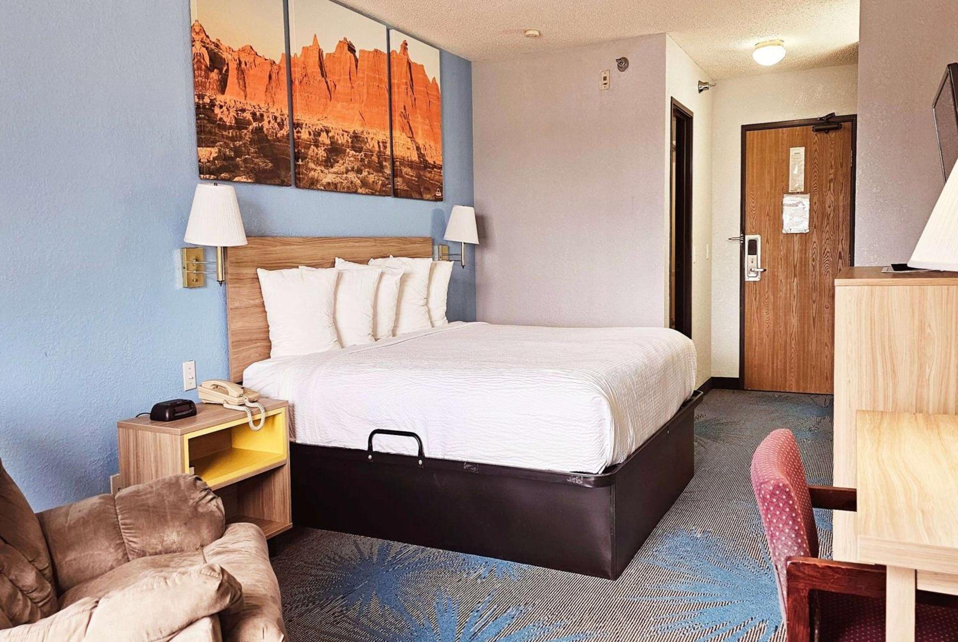 Days Inn by Wyndham Ozark Springfield photo 8