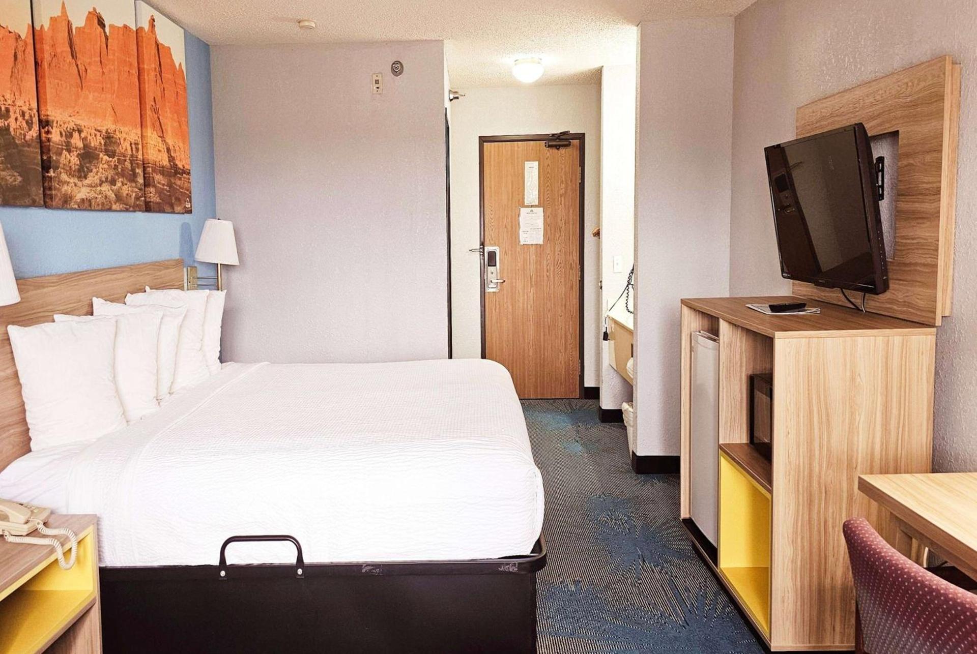 Days Inn by Wyndham Ozark Springfield photo 9