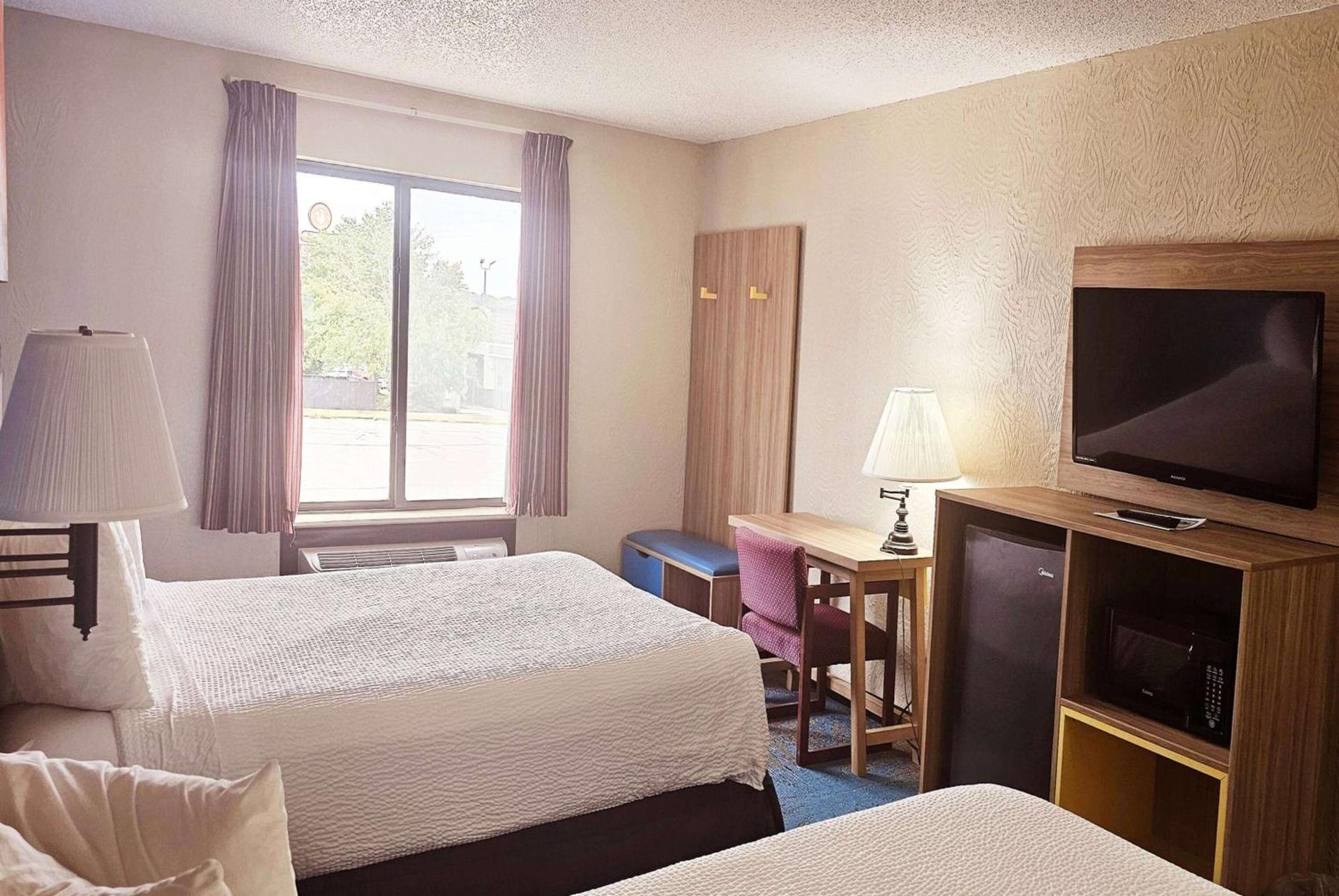 Days Inn by Wyndham Ozark Springfield photo 12