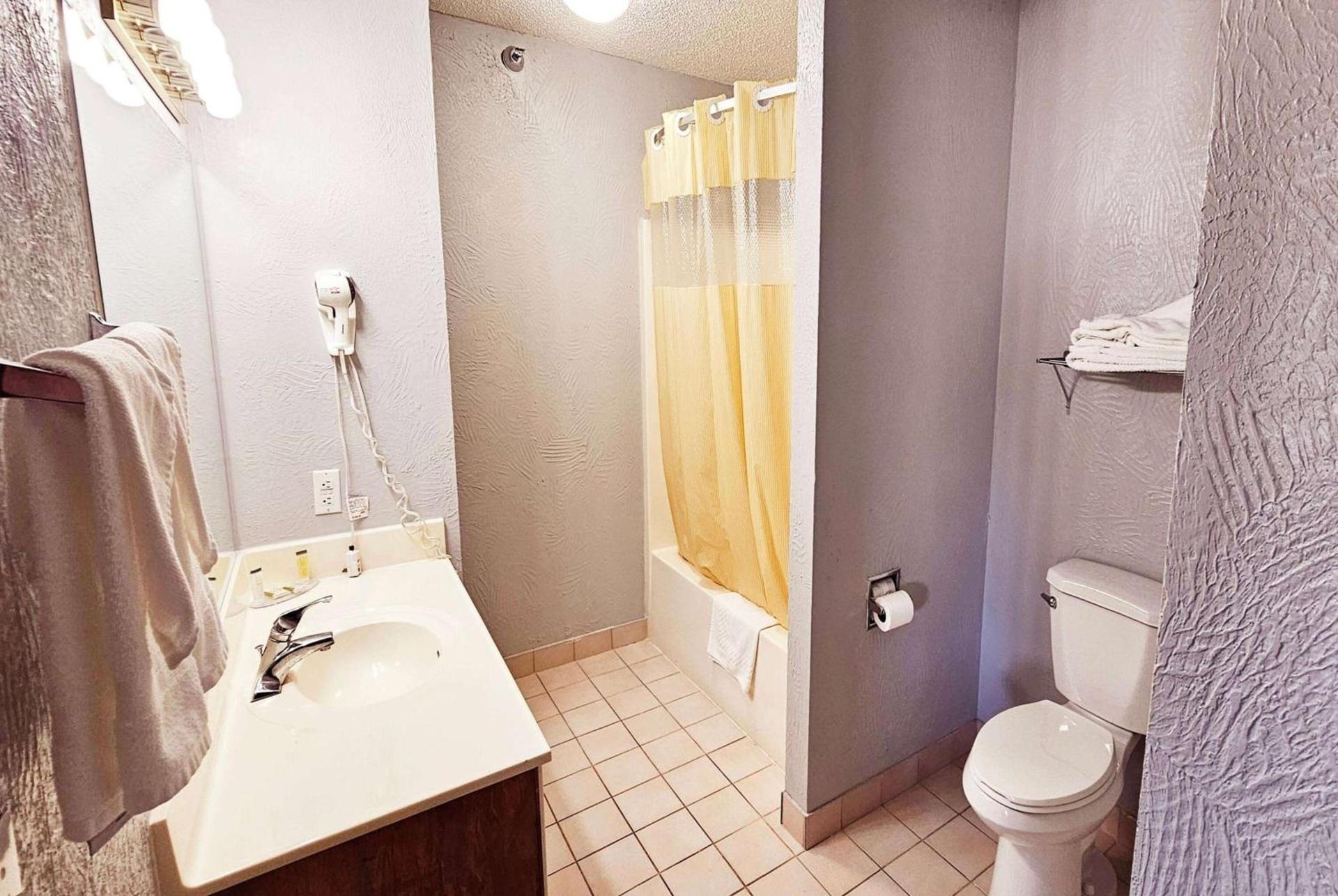Days Inn by Wyndham Ozark Springfield photo 14