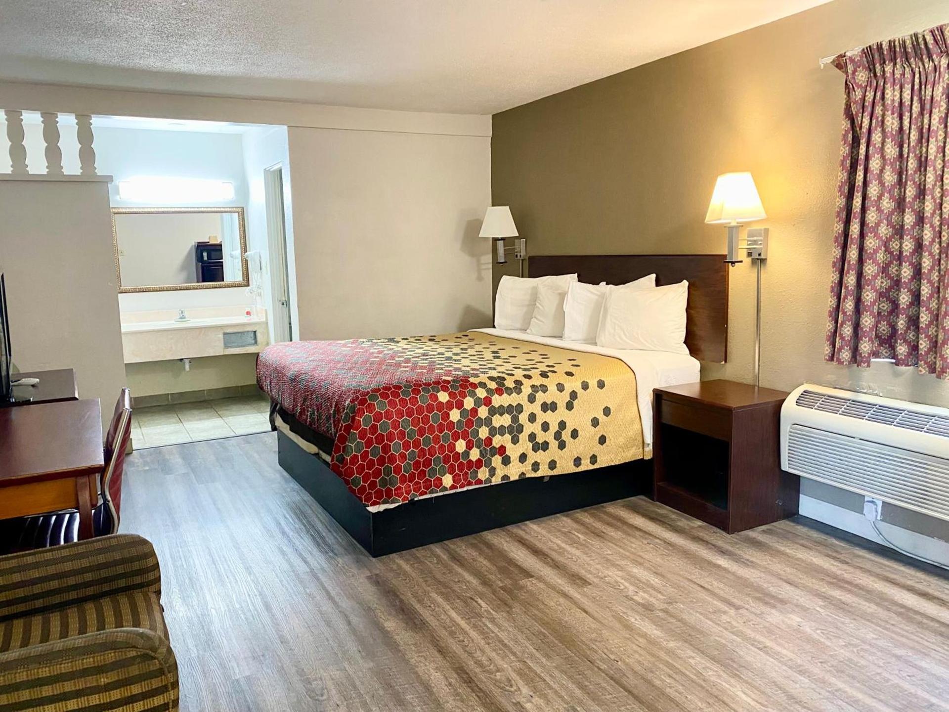 Super 8 by Wyndham Albuquerque Downtown photo 9