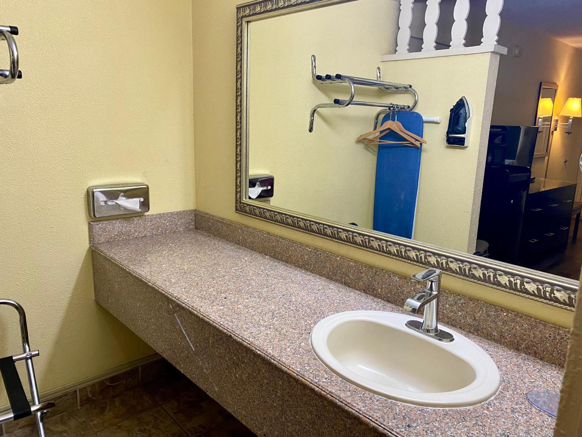 Super 8 by Wyndham Albuquerque Downtown photo 11
