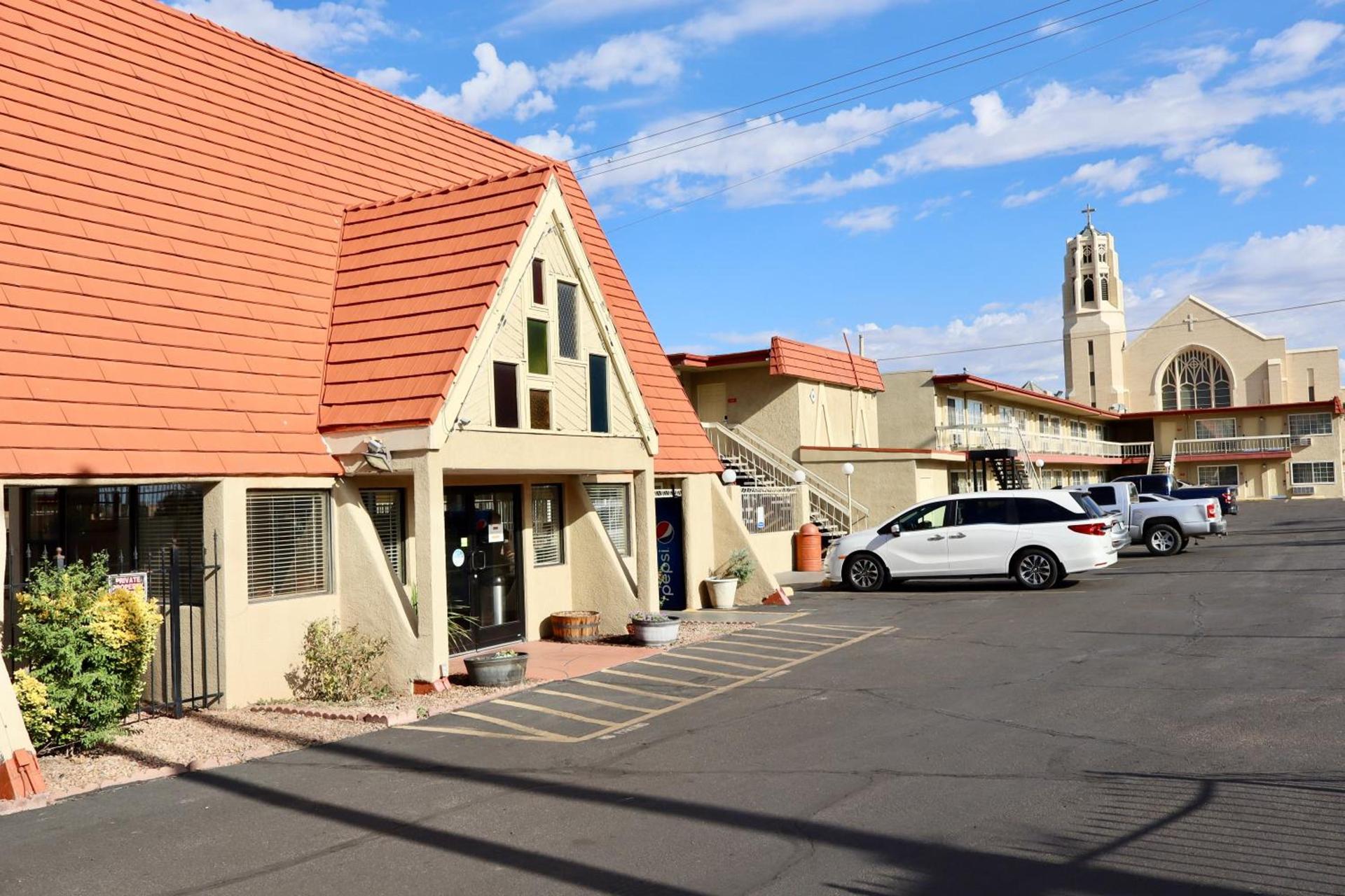 Super 8 by Wyndham Albuquerque Downtown photo 1
