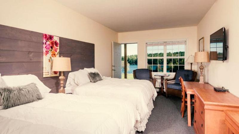 Crescent Lake Inn and Suites photo 2