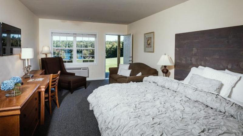Crescent Lake Inn and Suites photo 3