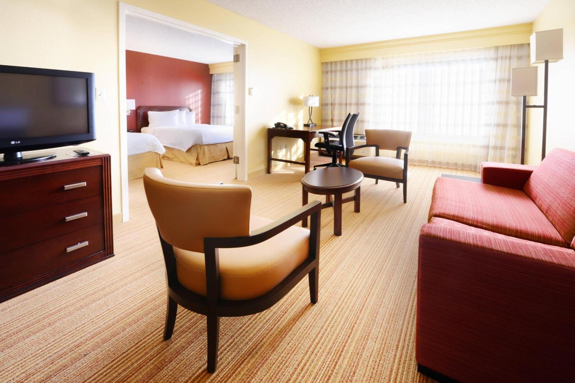 Courtyard by Marriott Houston Hobby Airport photo 7