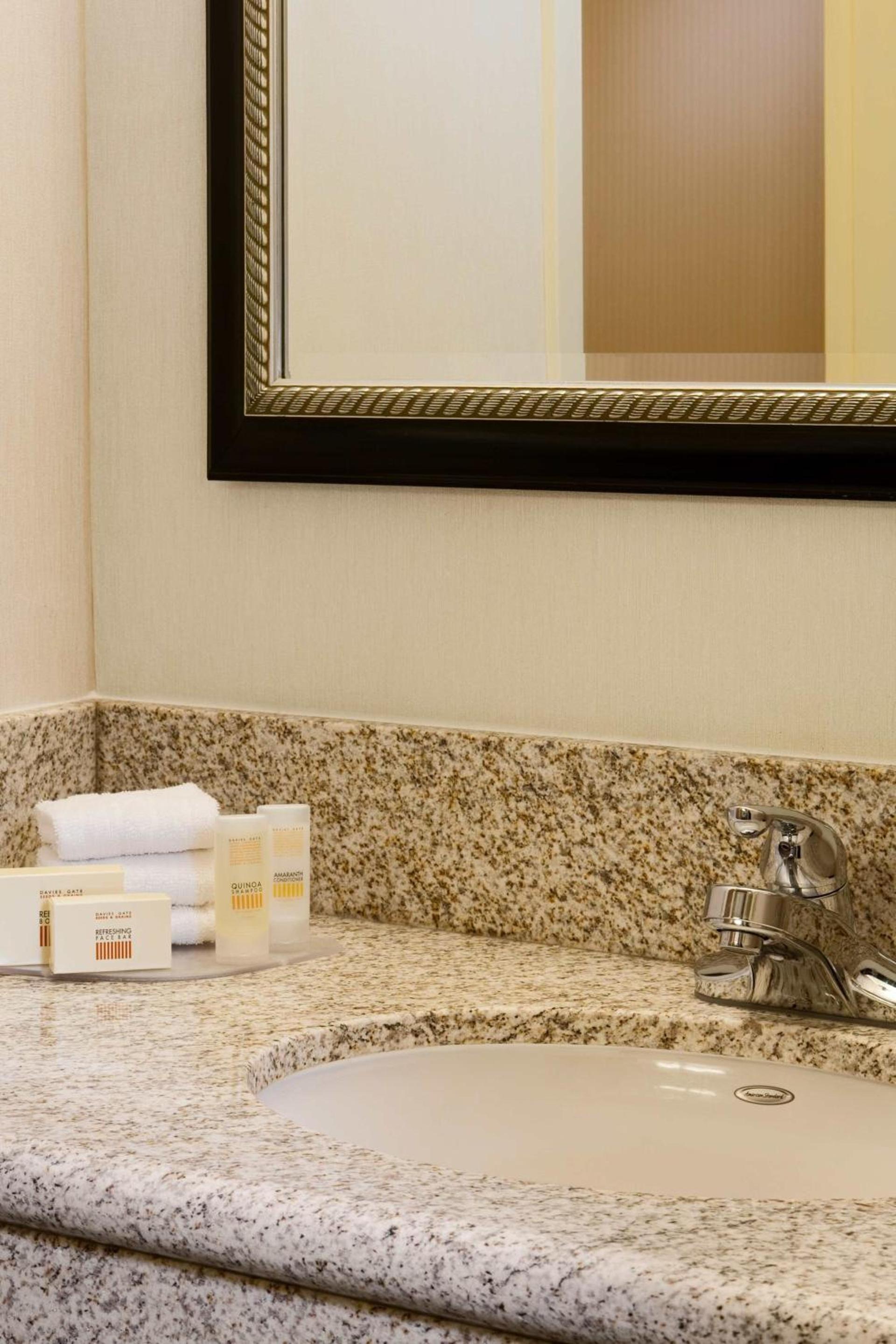 Courtyard by Marriott Houston Hobby Airport photo 6