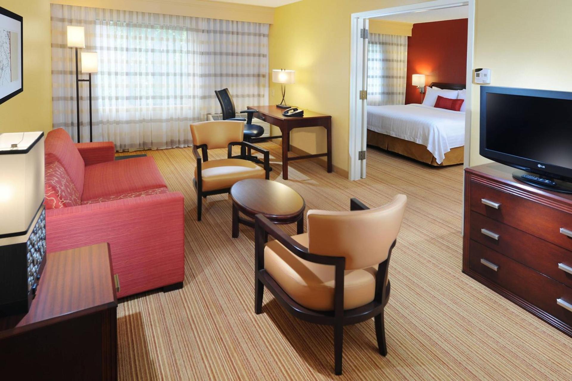 Courtyard by Marriott Houston Hobby Airport photo 8