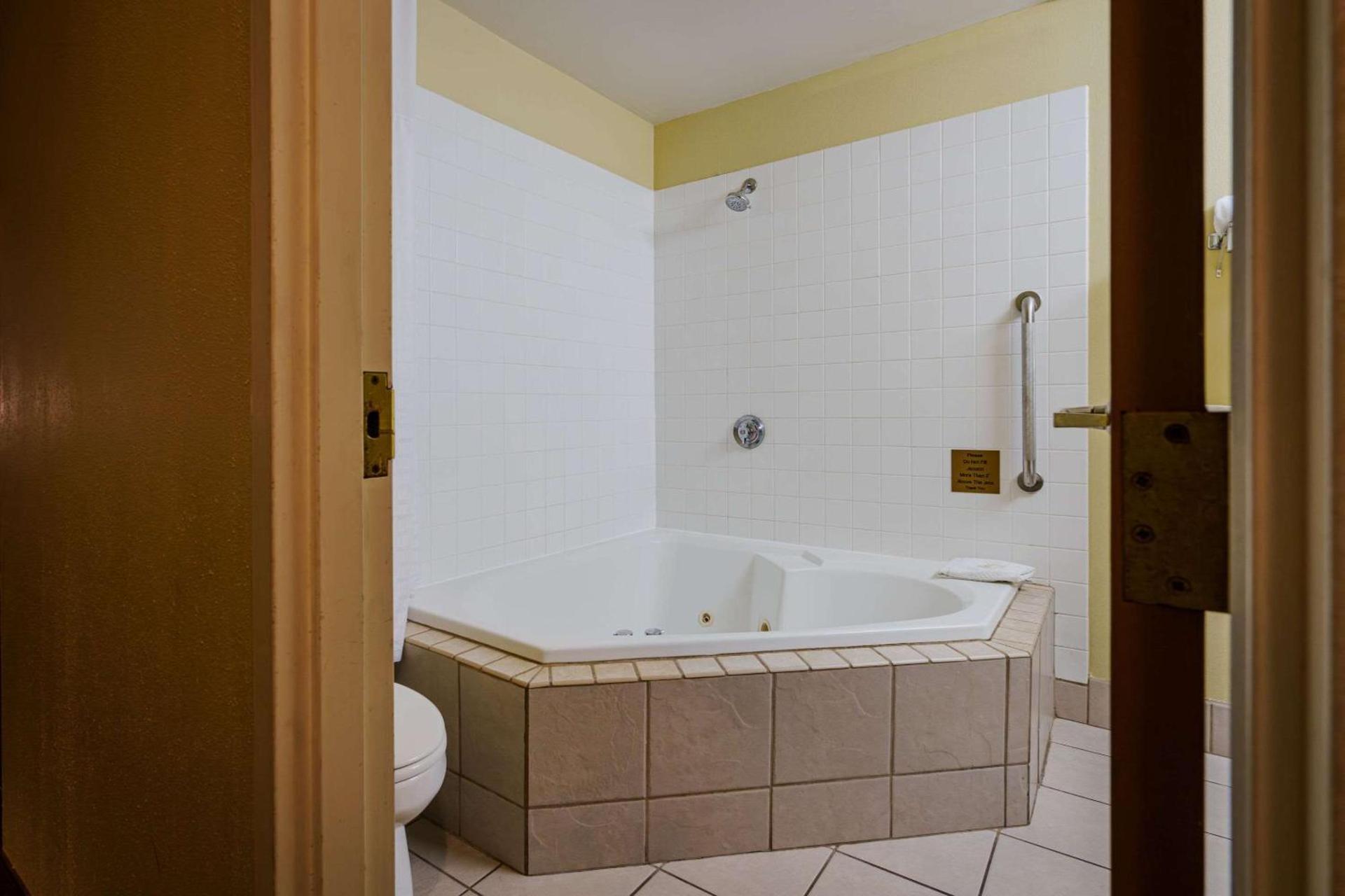 Quality Inn I-75 West Chester-North Cincinnati photo 32