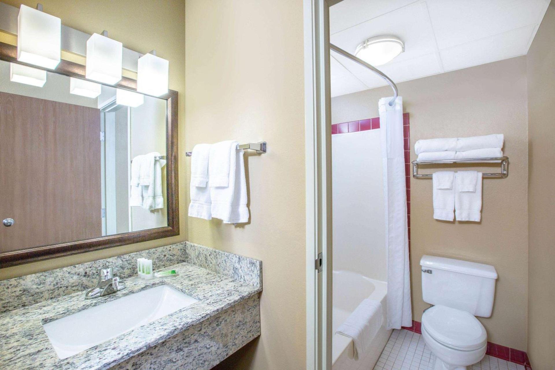 AmericInn by Wyndham Clear Lake photo 10