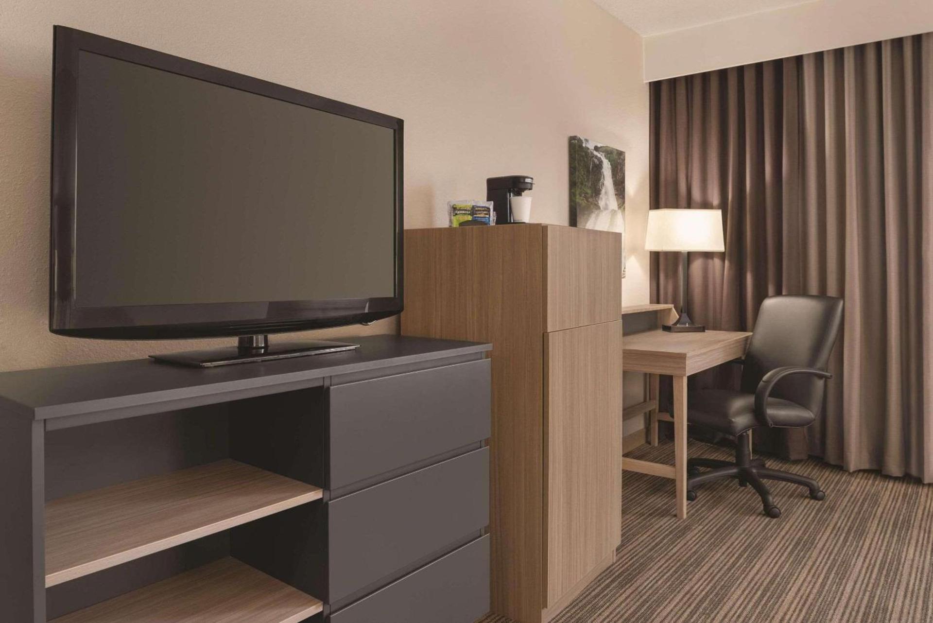 Country Inn & Suites by Radisson, Eagan, MN photo 35