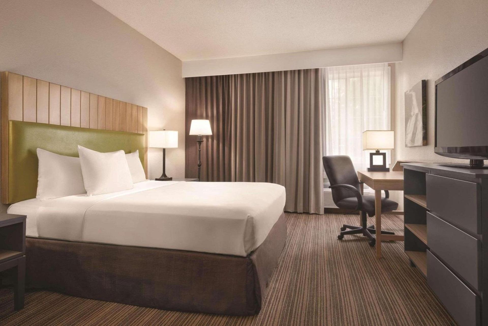 Country Inn & Suites by Radisson, Eagan, MN photo 12
