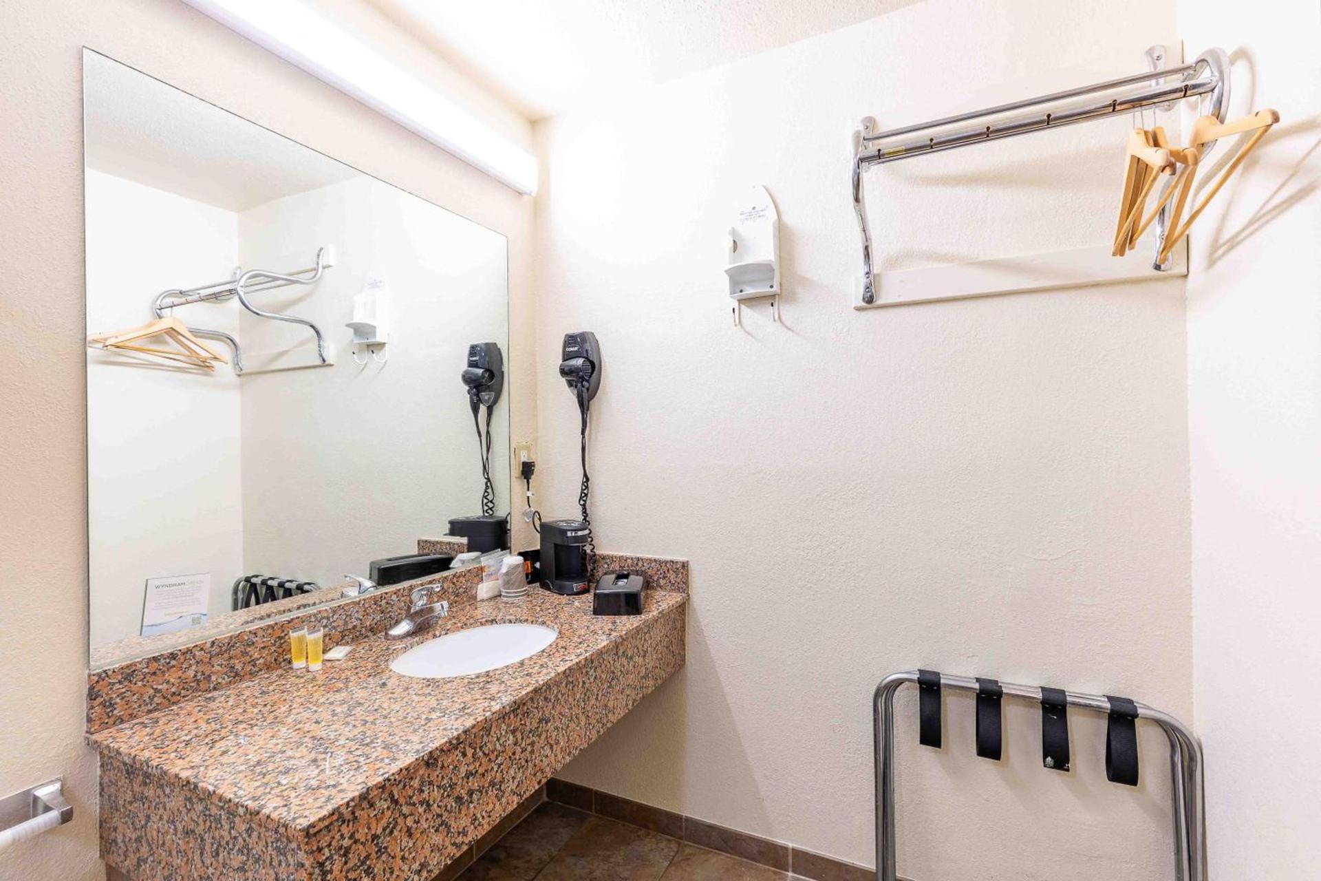 Days Inn by Wyndham Oklahoma City/Moore photo 17