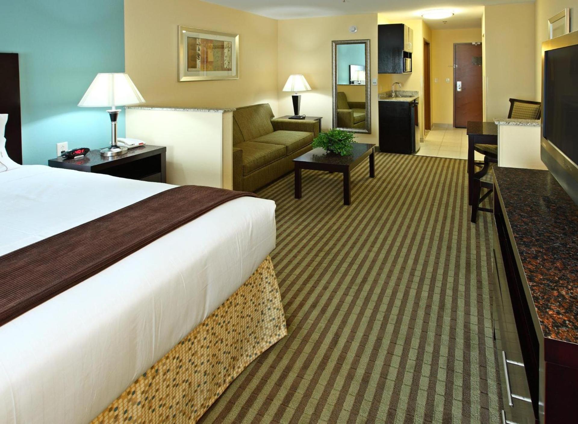 Holiday Inn Express Hotel & Suites Carthage by IHG photo 7