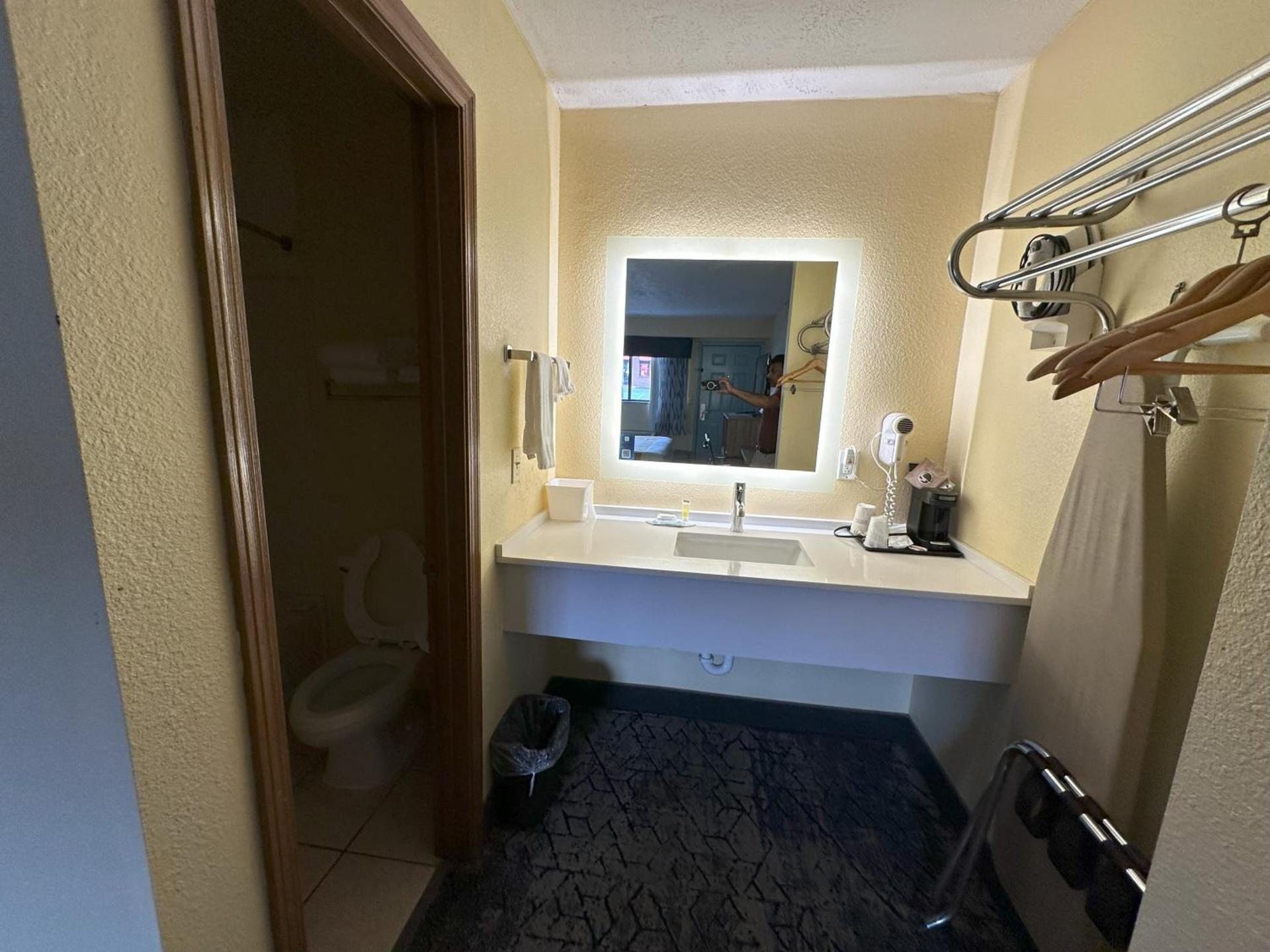 Days Inn by Wyndham Renfro Valley Mount Vernon photo 61