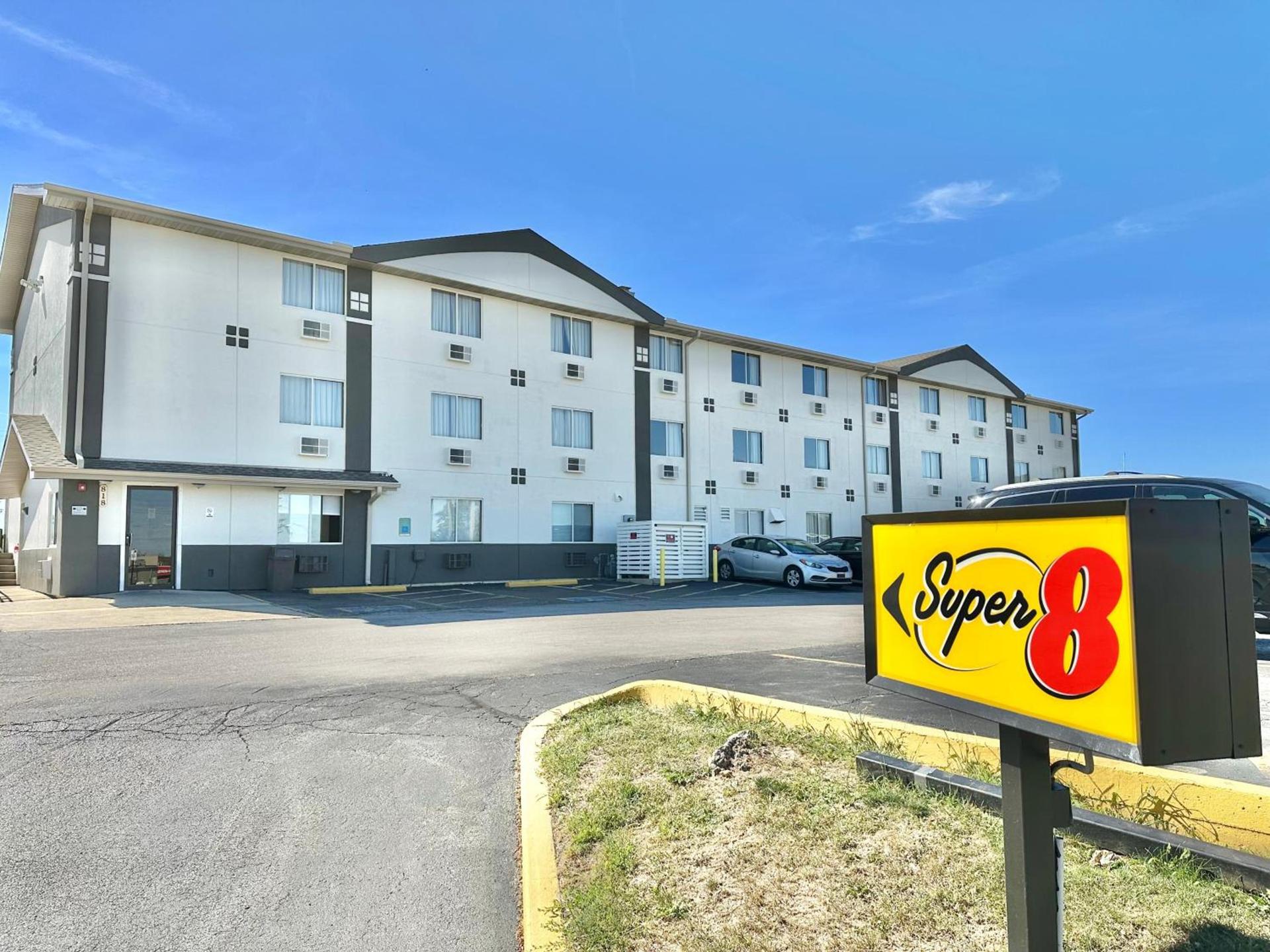 Super 8 by Wyndham Bloomington Normal photo 26