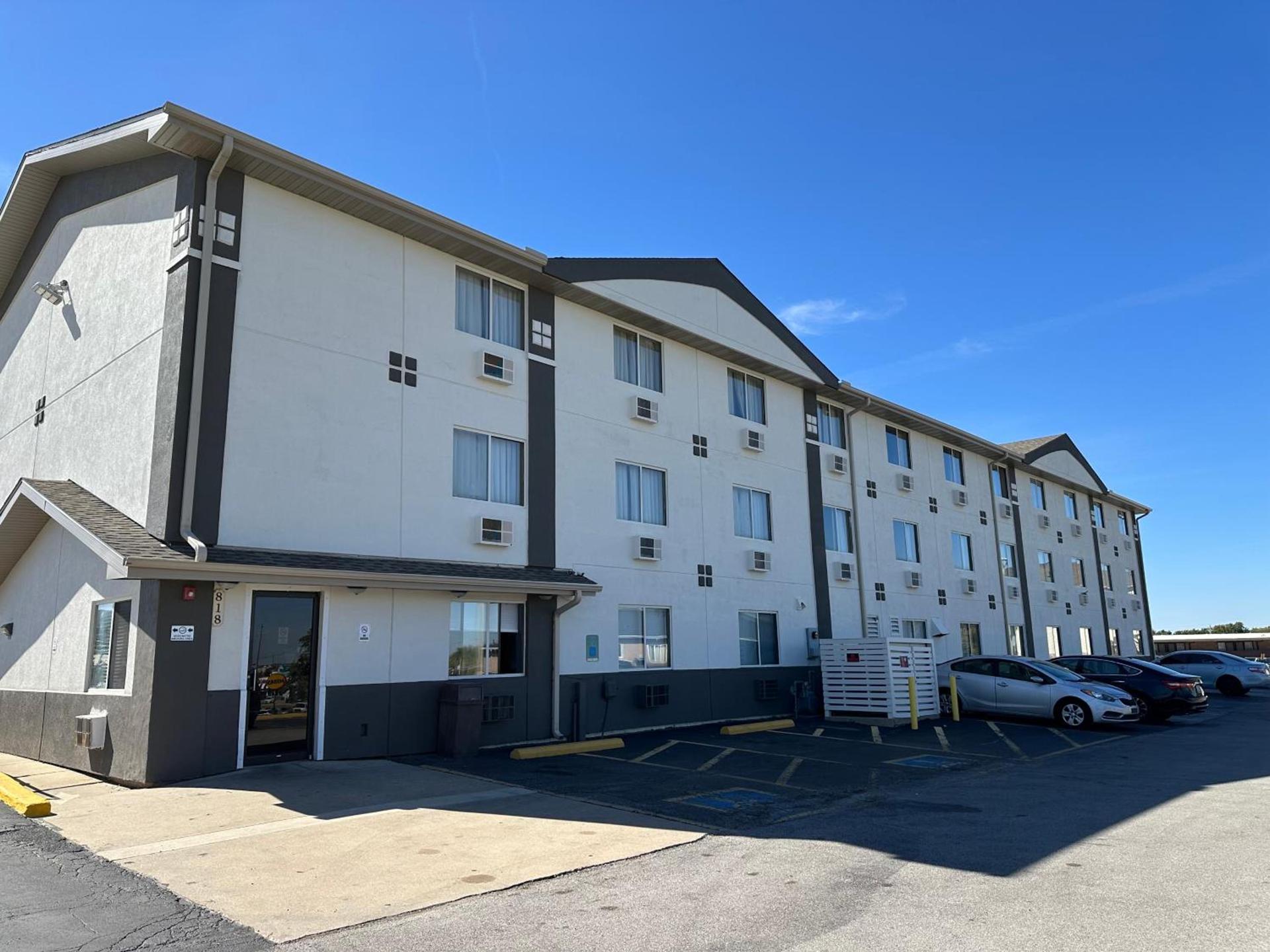 Super 8 by Wyndham Bloomington Normal photo 27