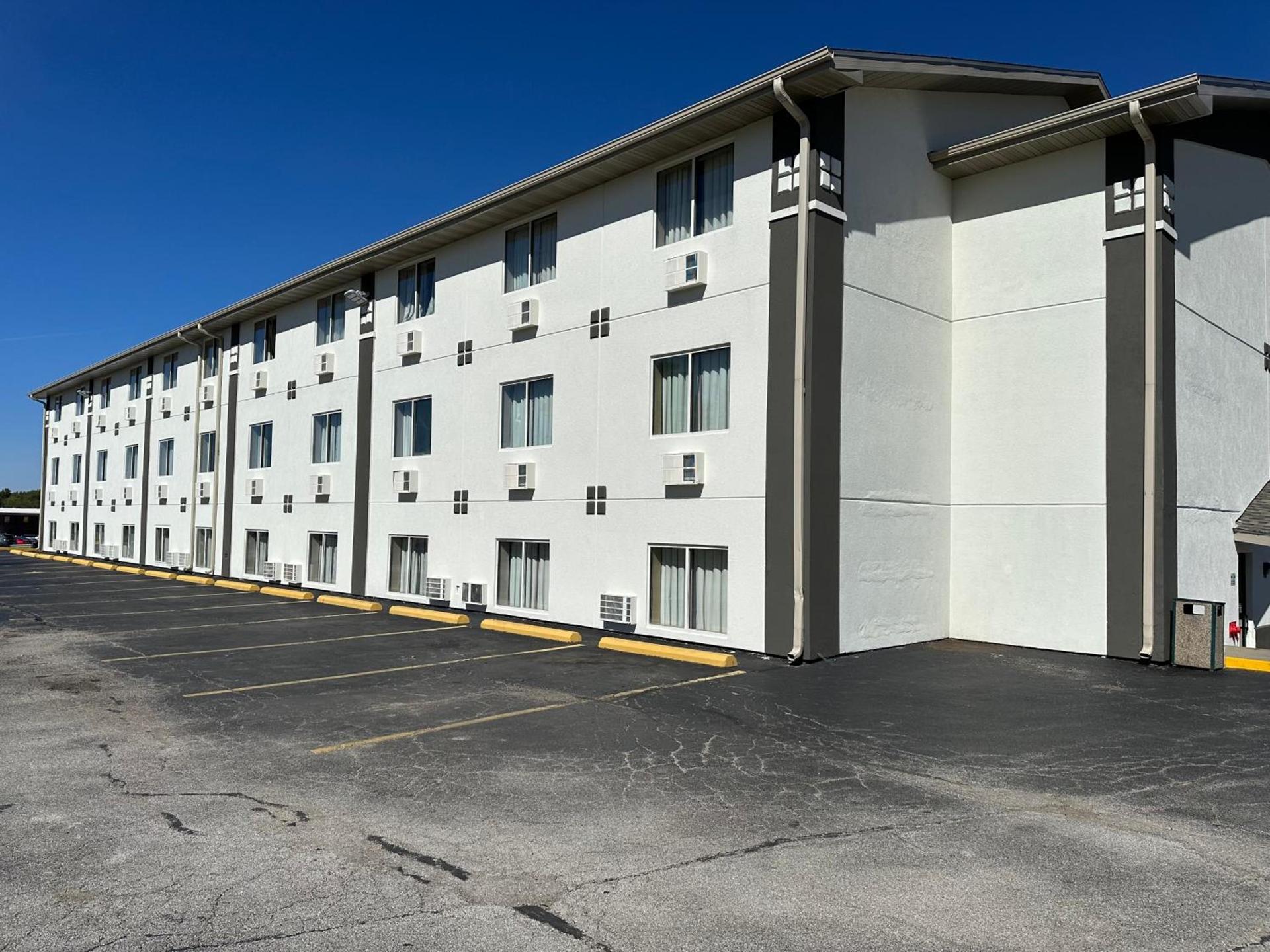 Super 8 by Wyndham Bloomington Normal photo 28