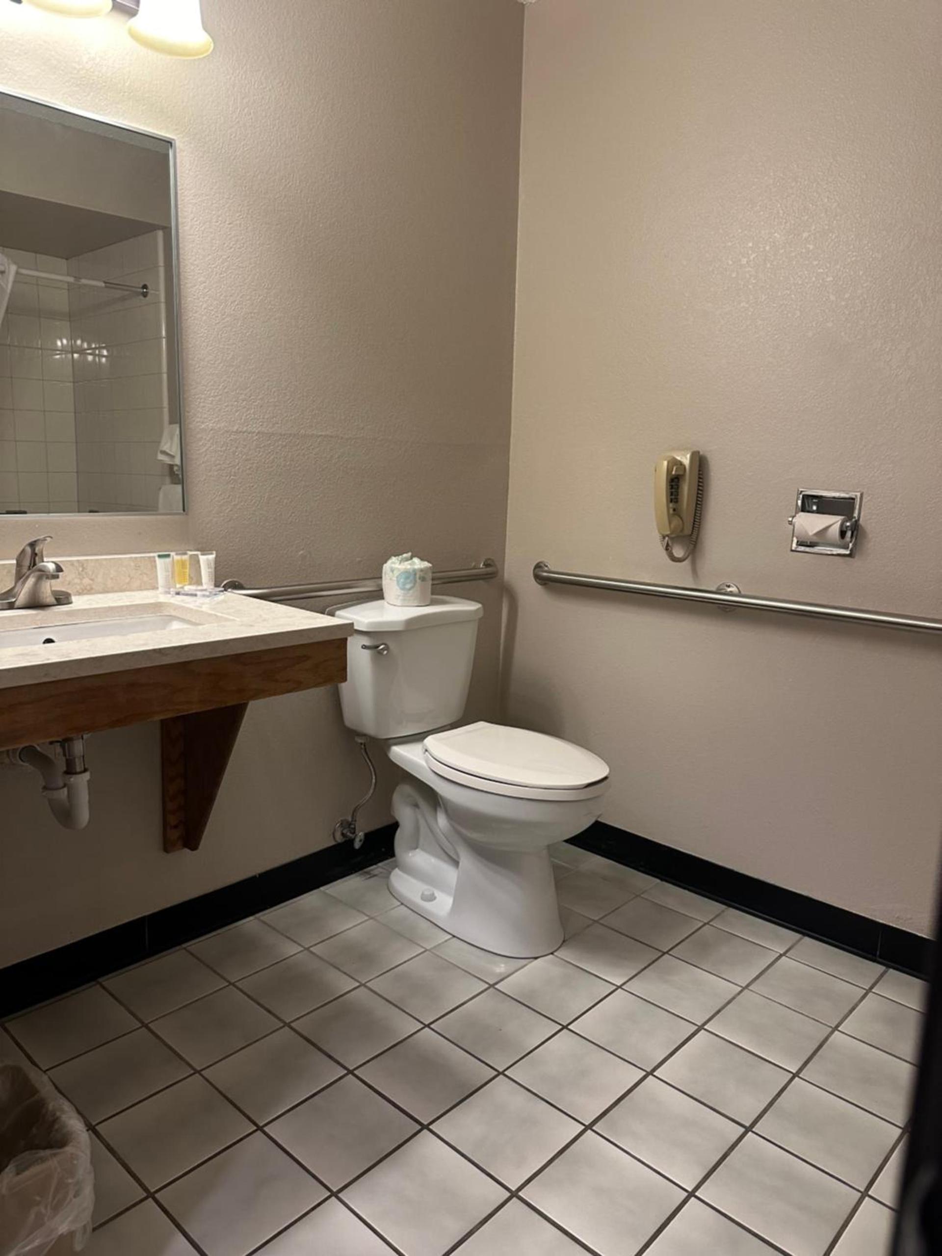 Super 8 by Wyndham West Branch photo 15