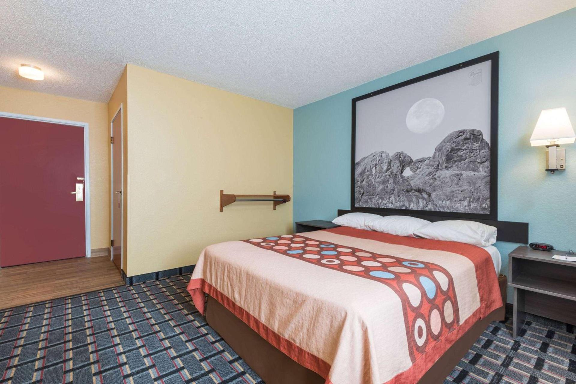 Super 8 by Wyndham Henderson North East Denver photo 10