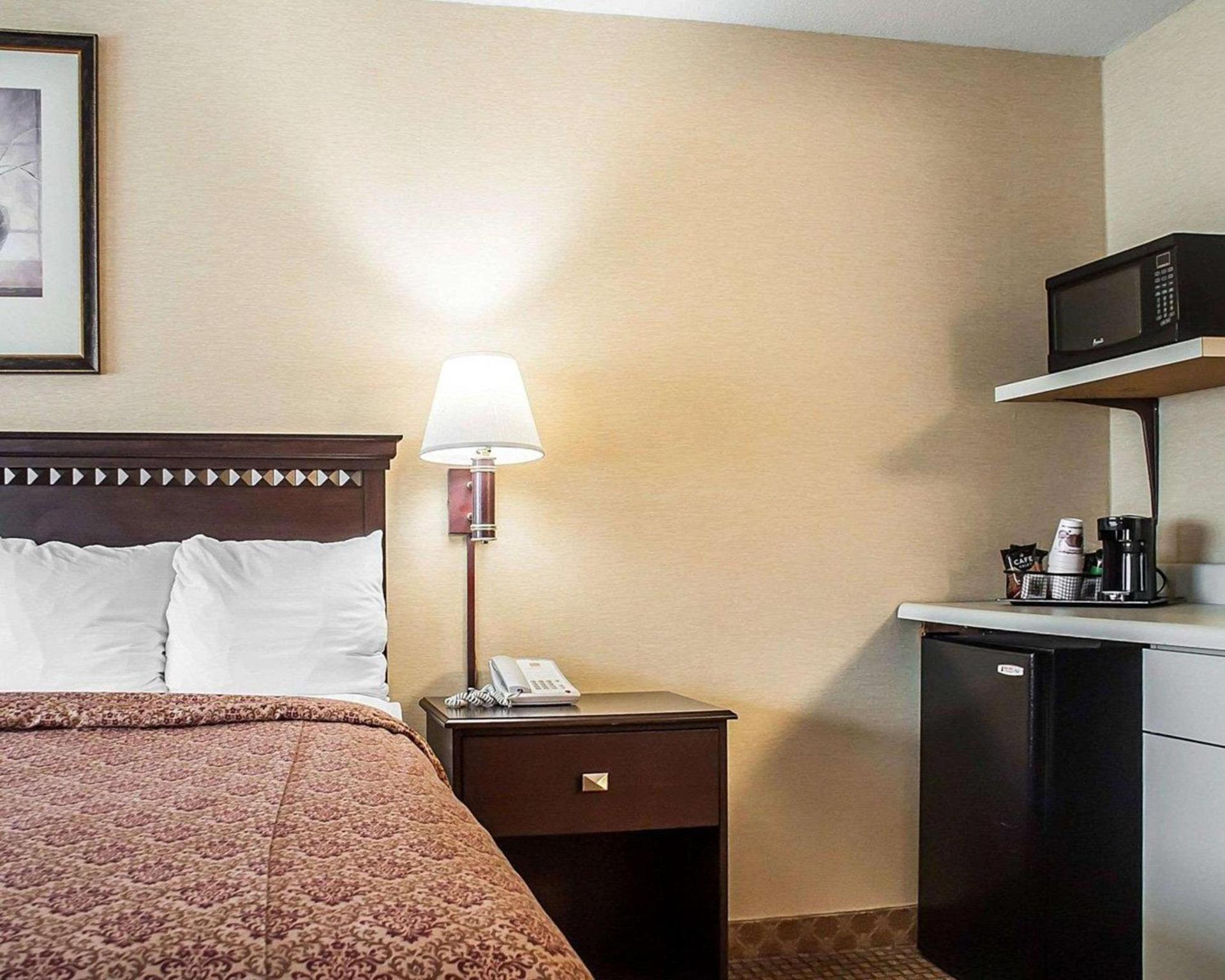 Econo Lodge Elmira-Corning photo 8