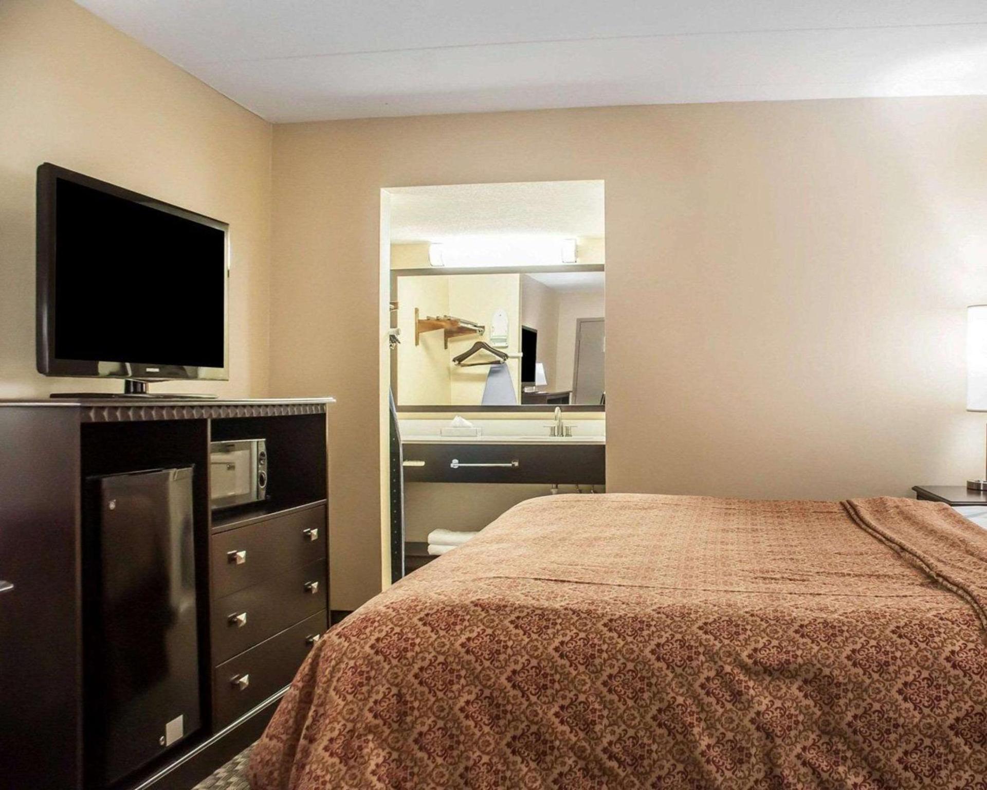 Econo Lodge Elmira-Corning photo 12