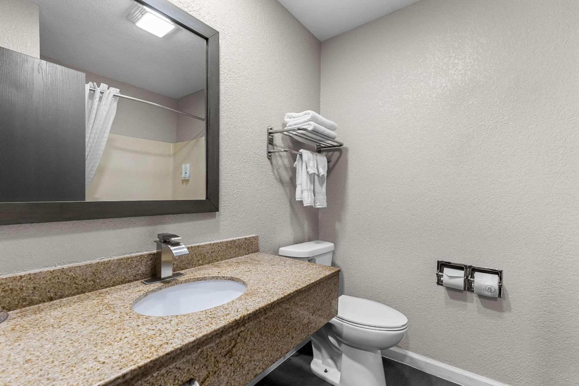 Quality Inn Oskaloosa photo 13