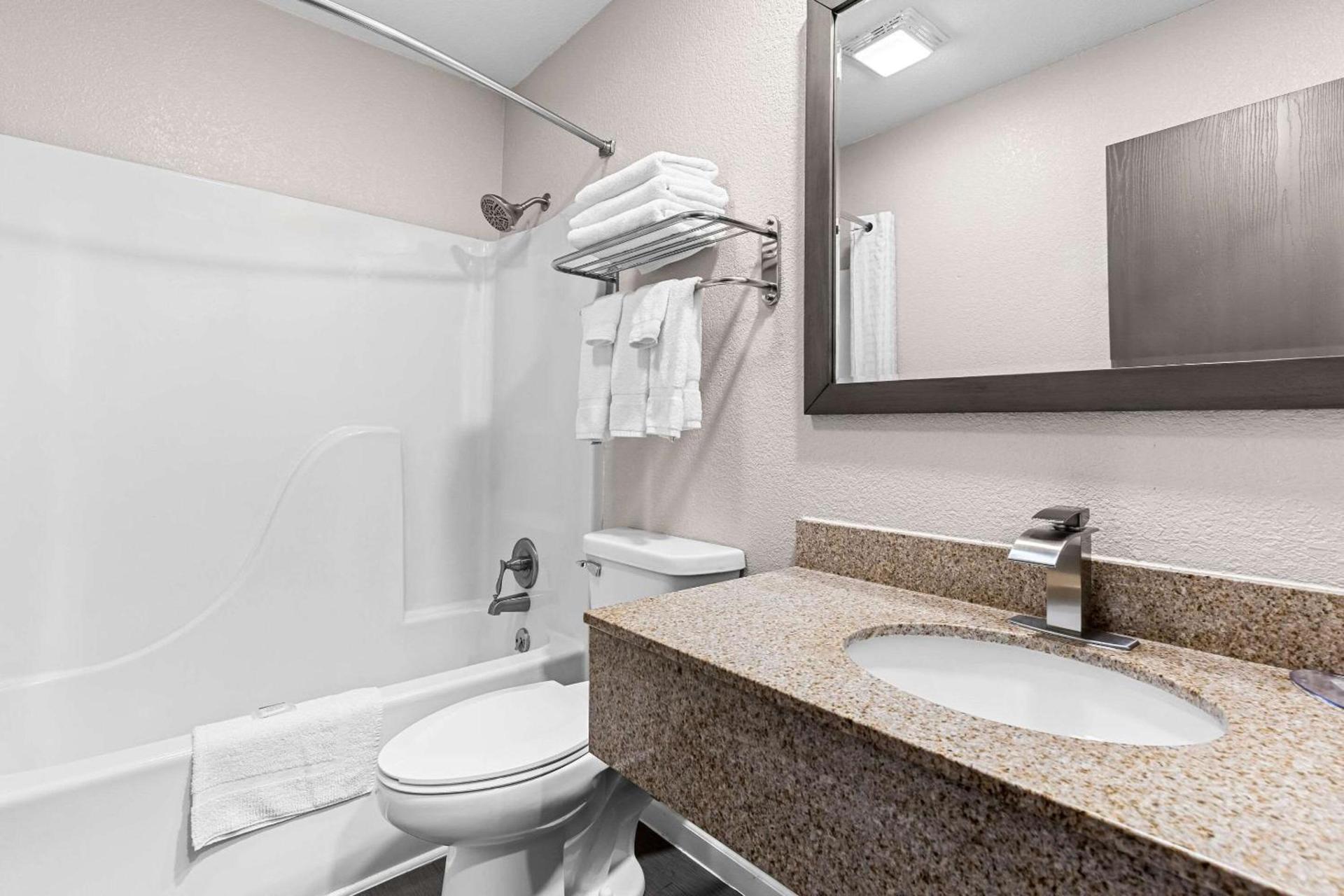 Quality Inn Oskaloosa photo 28