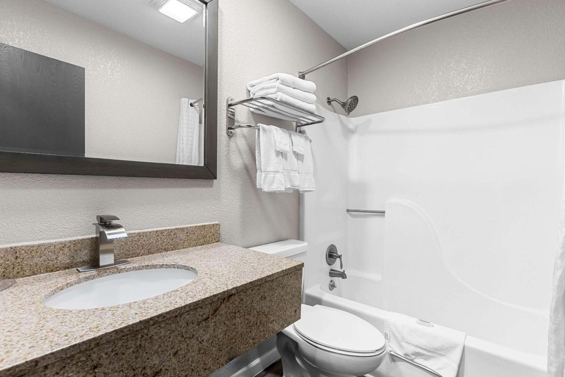 Quality Inn Oskaloosa photo 24