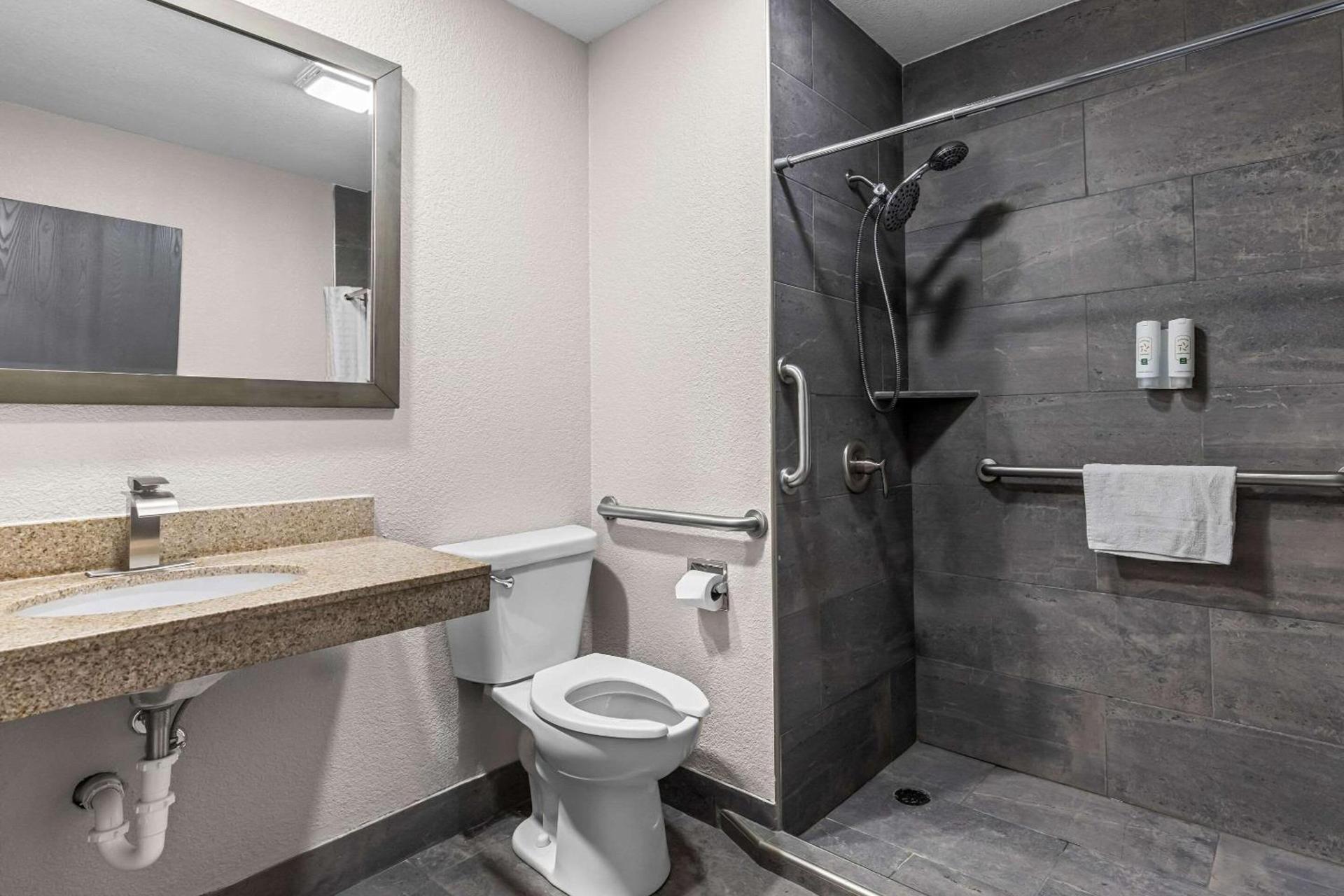 Quality Inn Oskaloosa photo 32