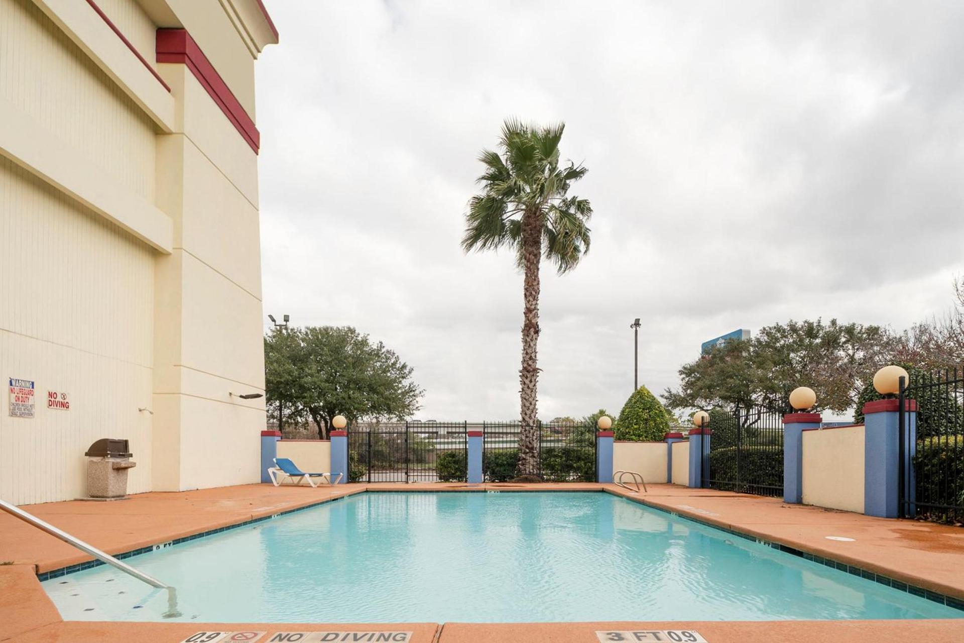 OYO Townhouse Houston Airport North photo 3