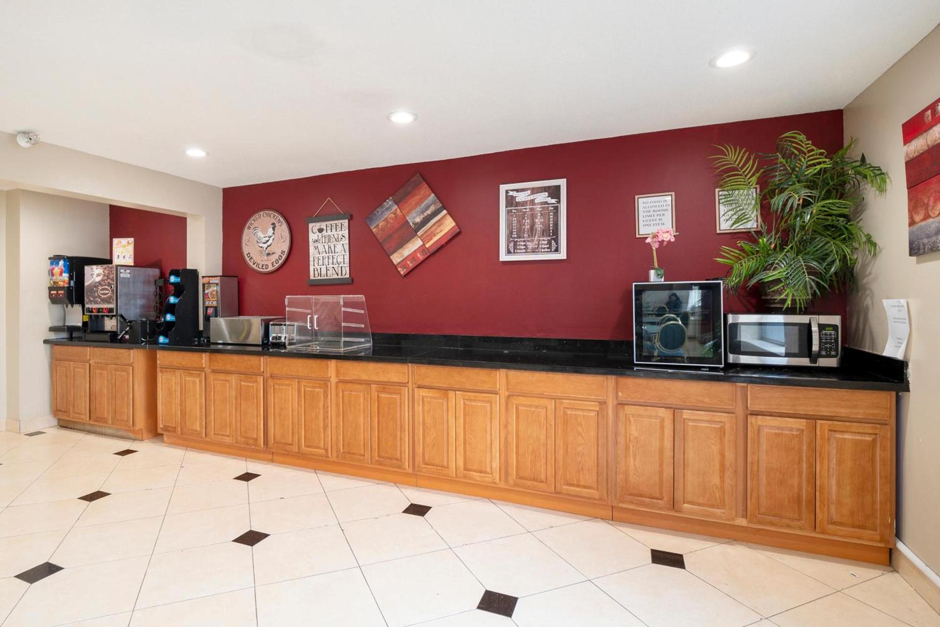 OYO Townhouse Houston Airport North photo 9