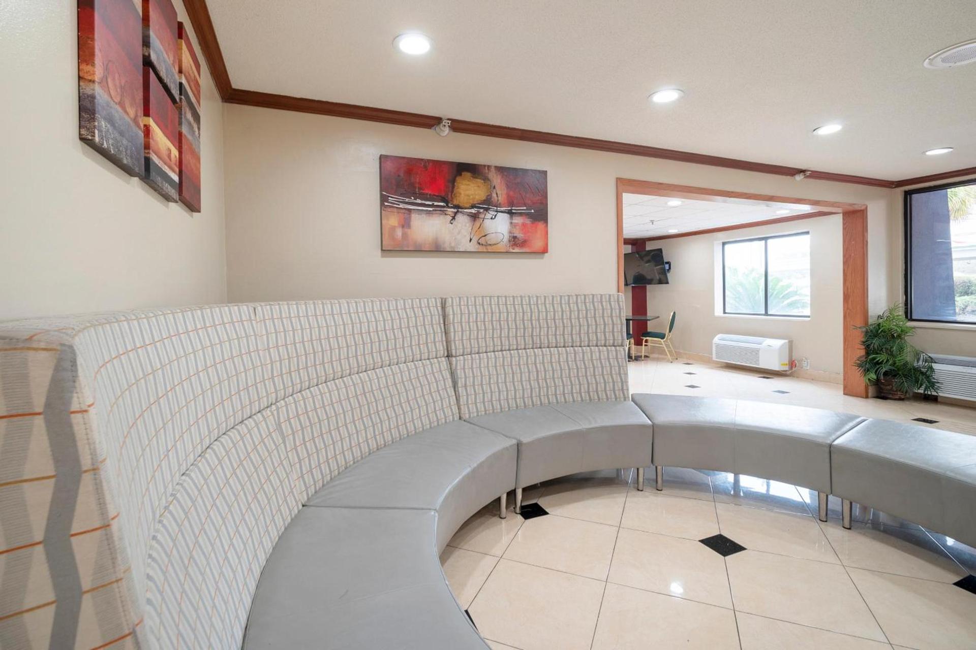 OYO Townhouse Houston Airport North photo 8