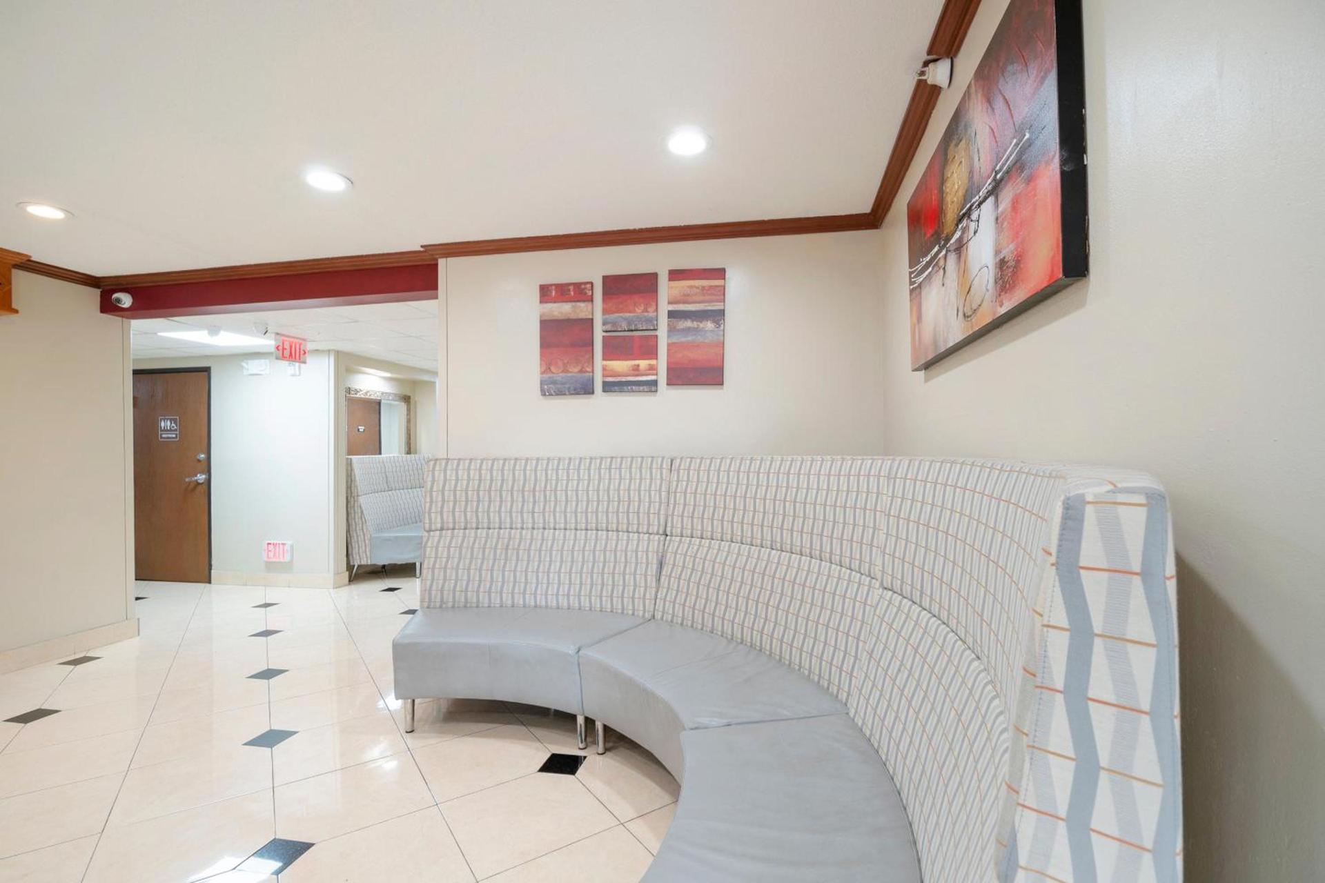 OYO Townhouse Houston Airport North photo 5