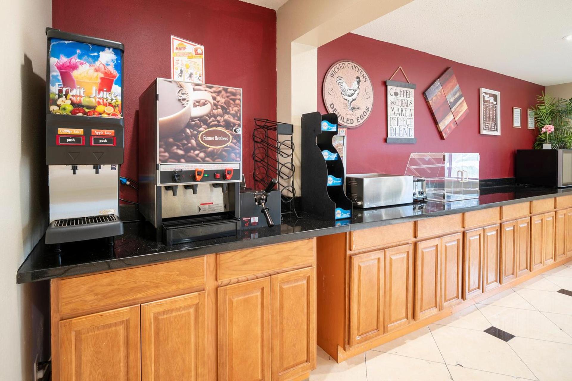 OYO Townhouse Houston Airport North photo 7