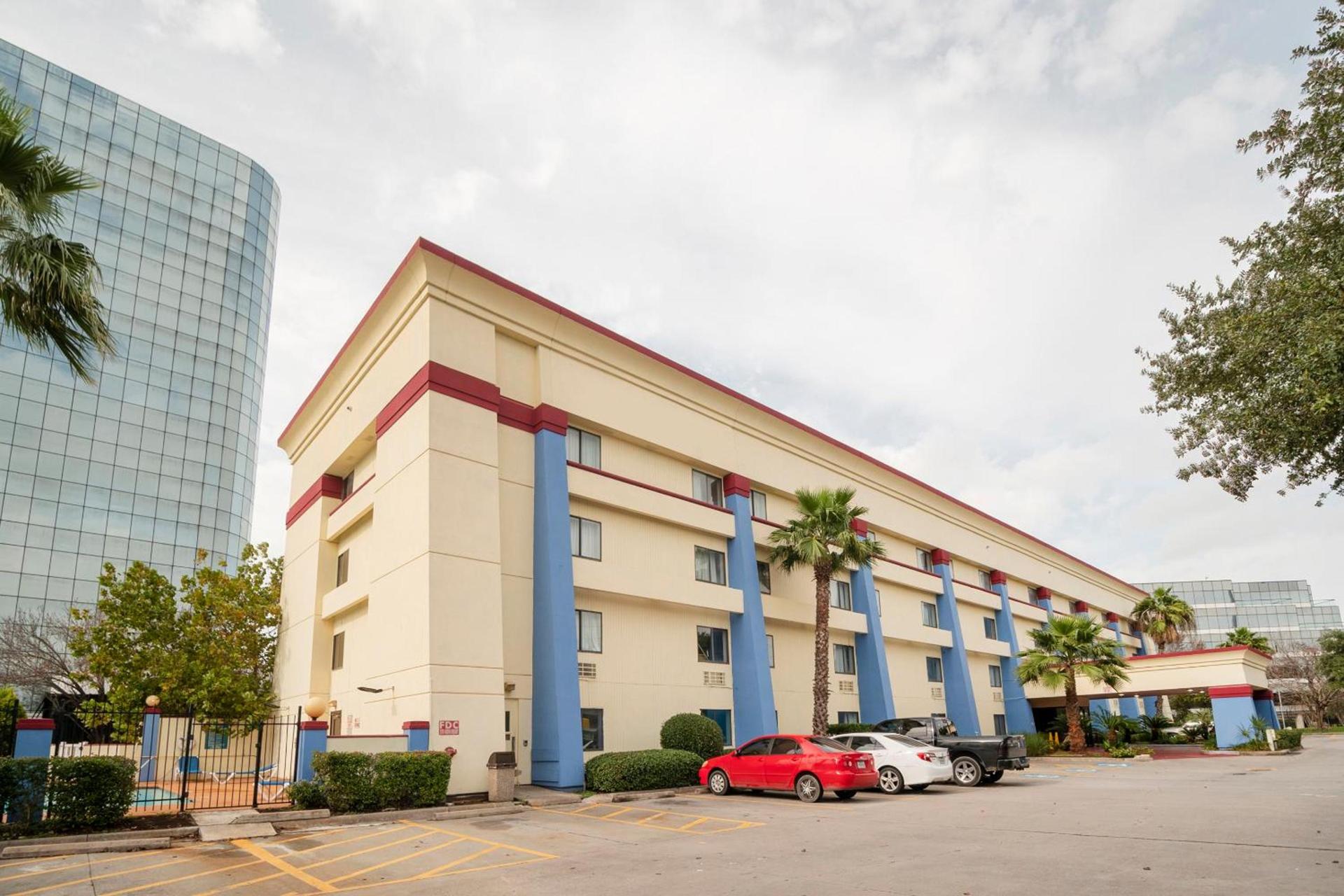 OYO Townhouse Houston Airport North photo 1