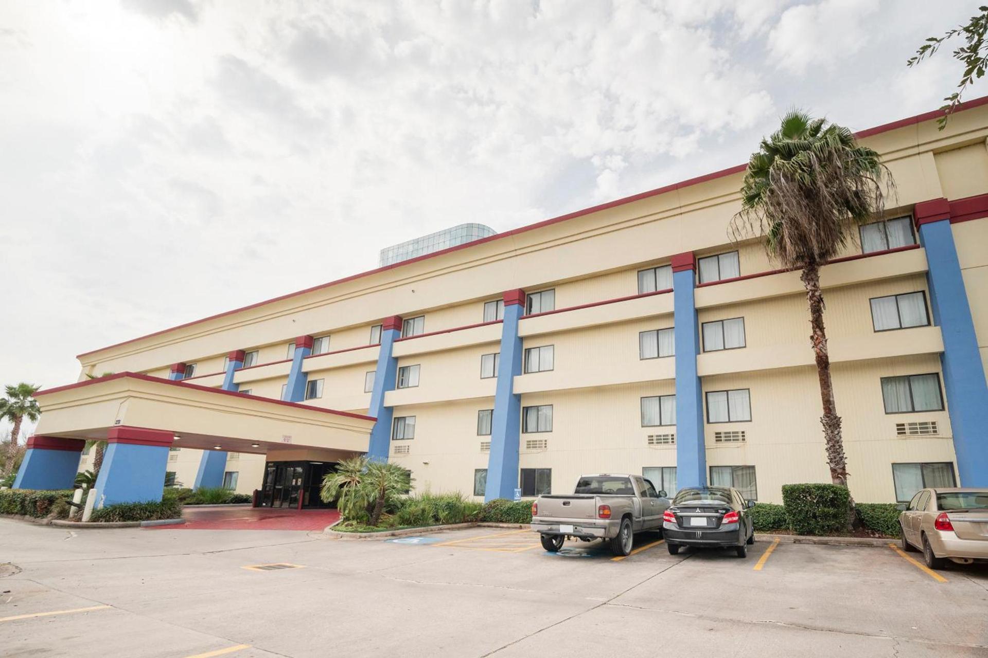 OYO Townhouse Houston Airport North photo 12
