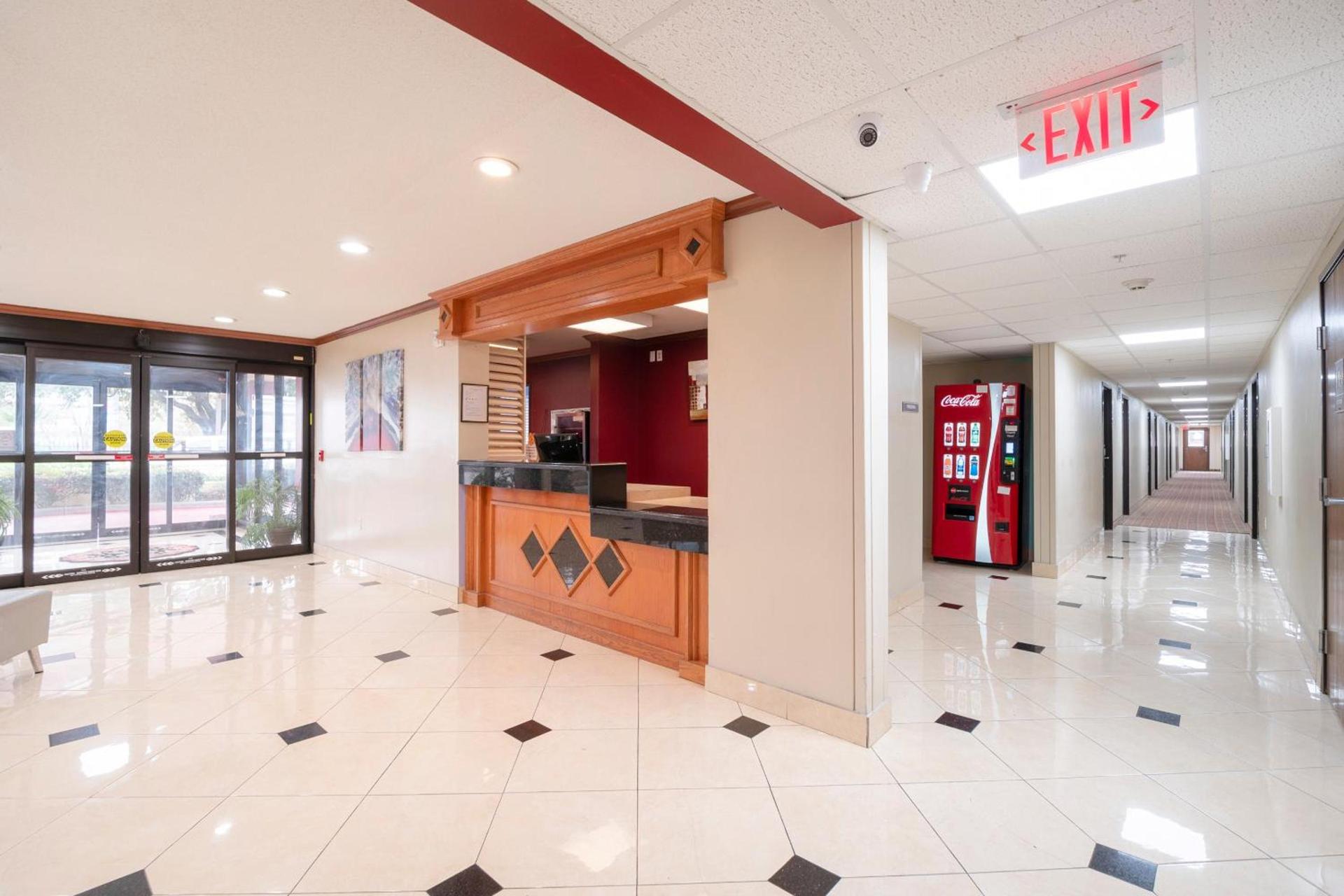 OYO Townhouse Houston Airport North photo 21