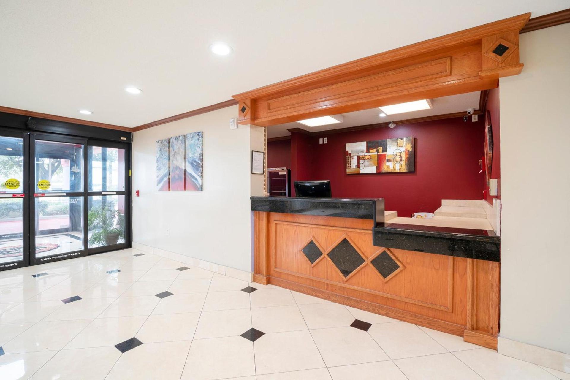 OYO Townhouse Houston Airport North photo 20