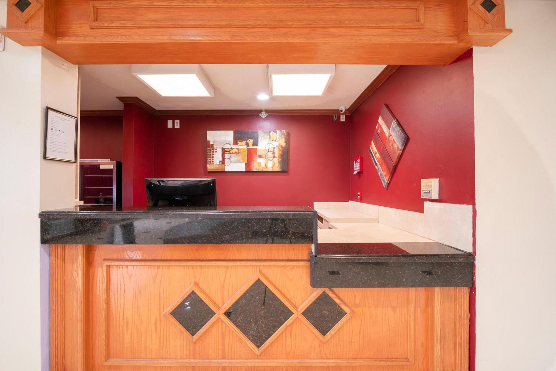OYO Townhouse Houston Airport North photo 14