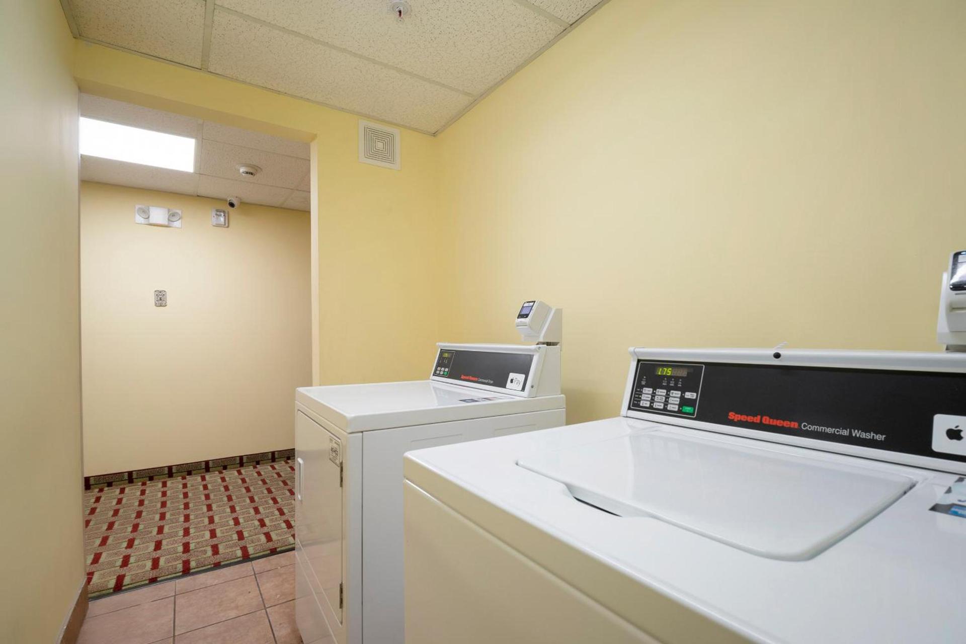 OYO Townhouse Houston Airport North photo 18