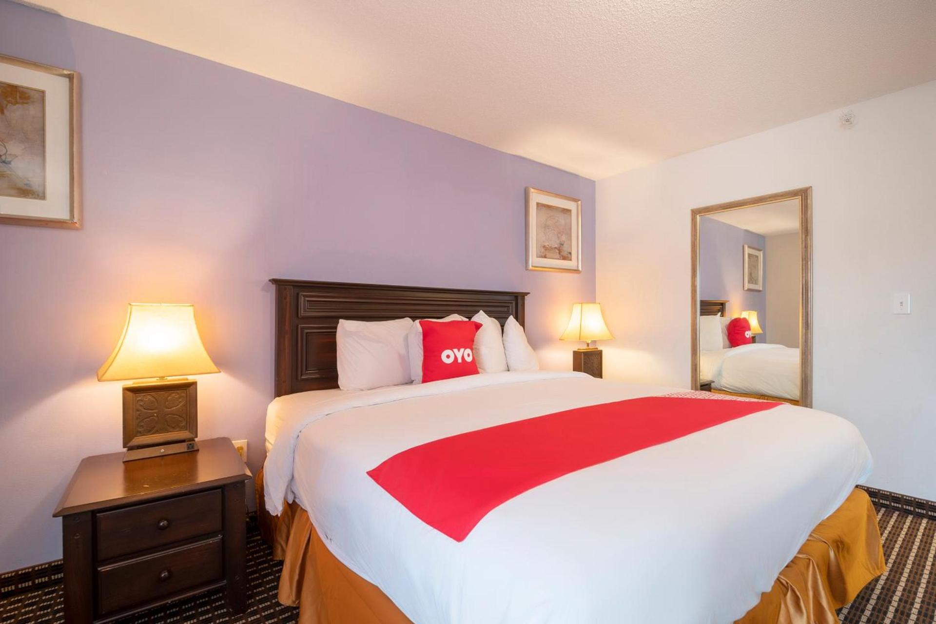 OYO Townhouse Houston Airport North photo 31
