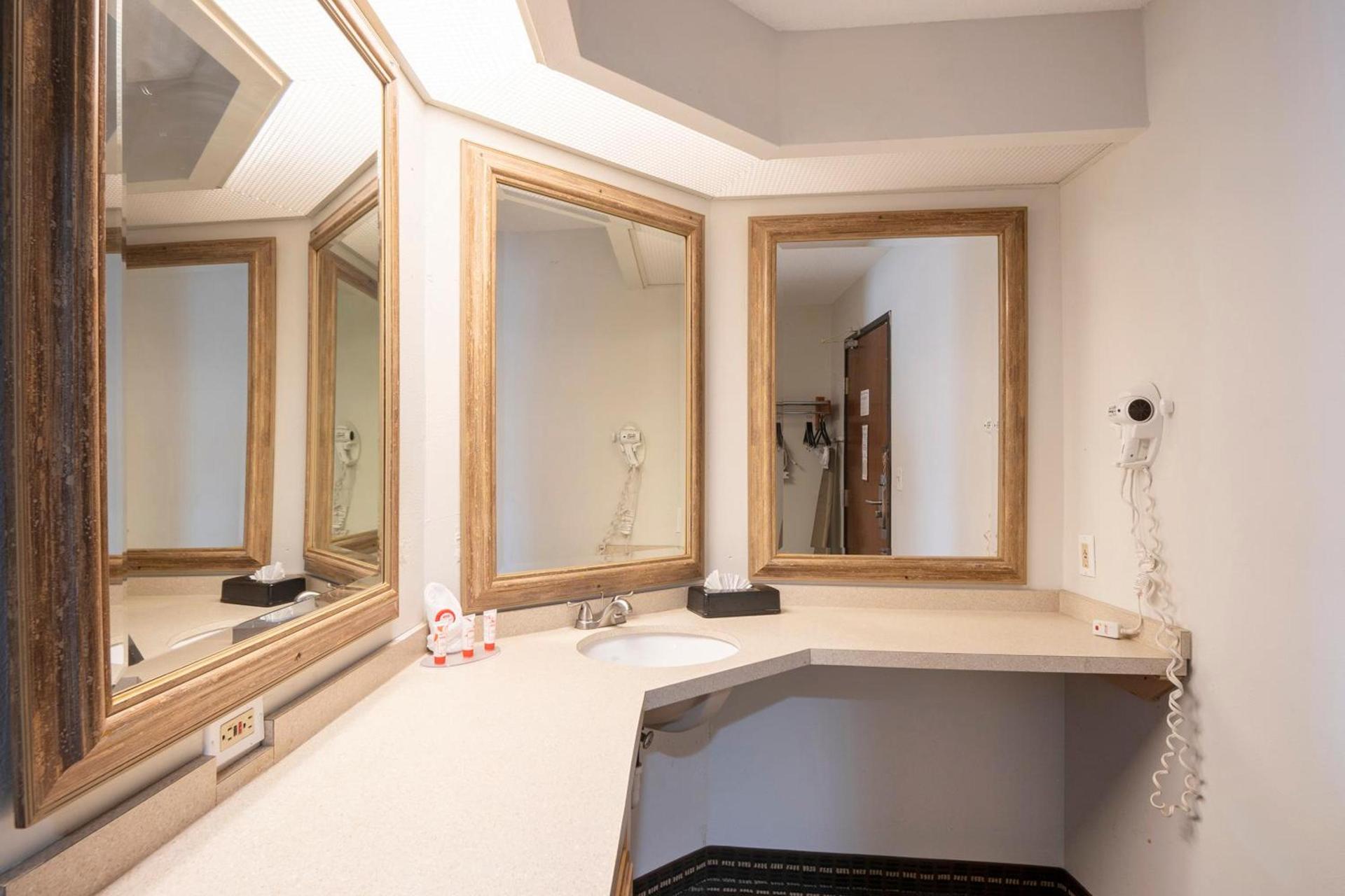 OYO Townhouse Houston Airport North photo 30