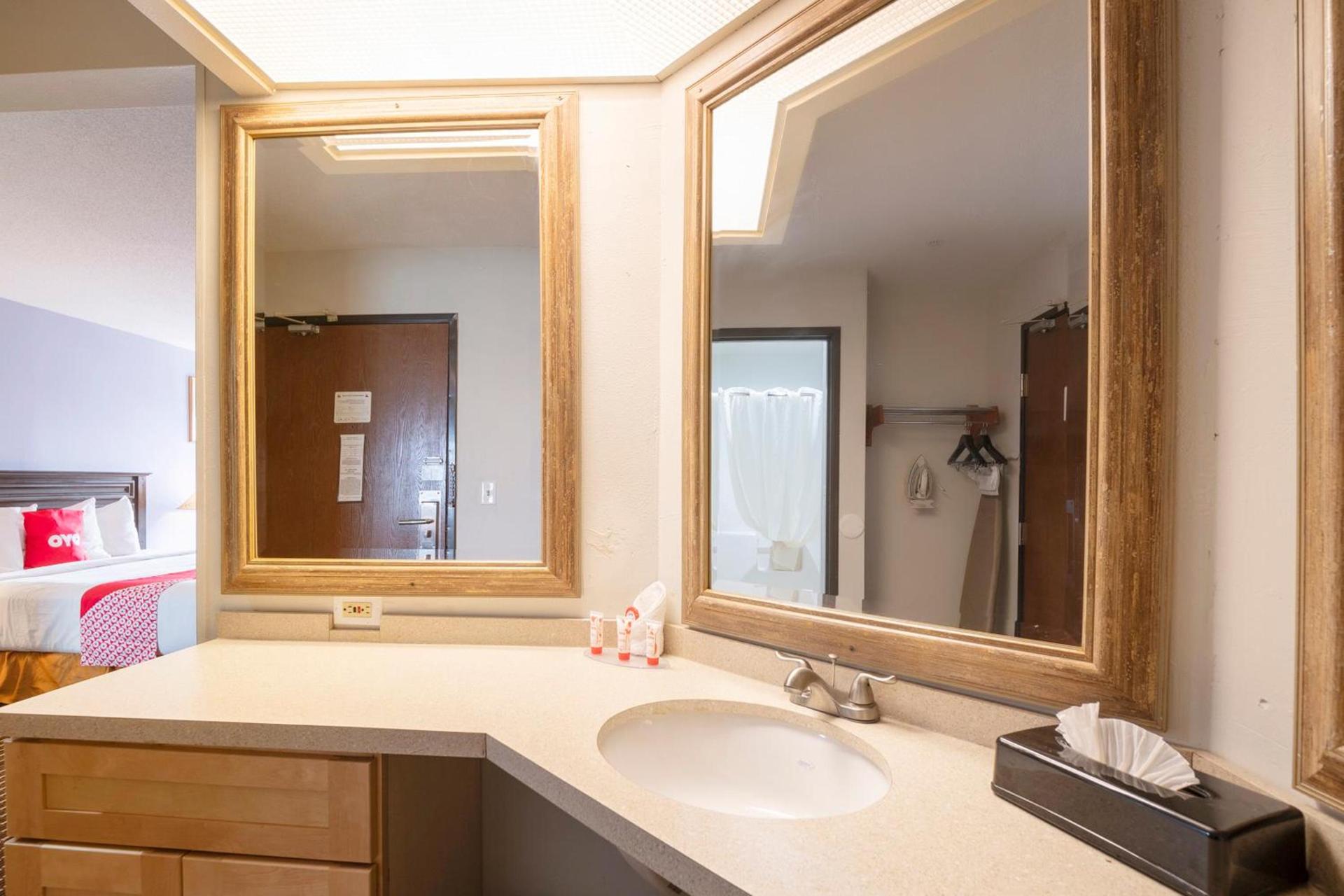 OYO Townhouse Houston Airport North photo 33