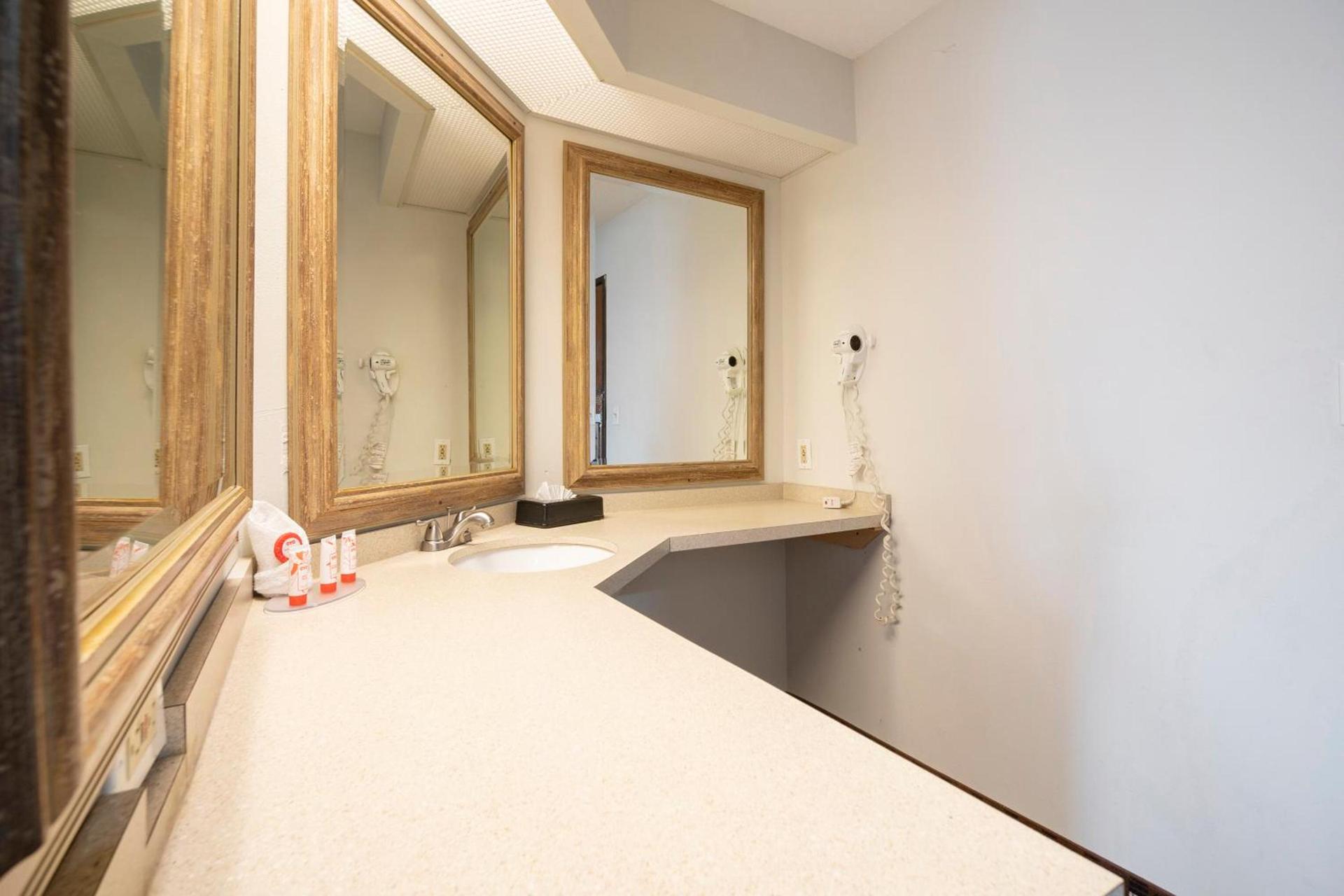 OYO Townhouse Houston Airport North photo 34