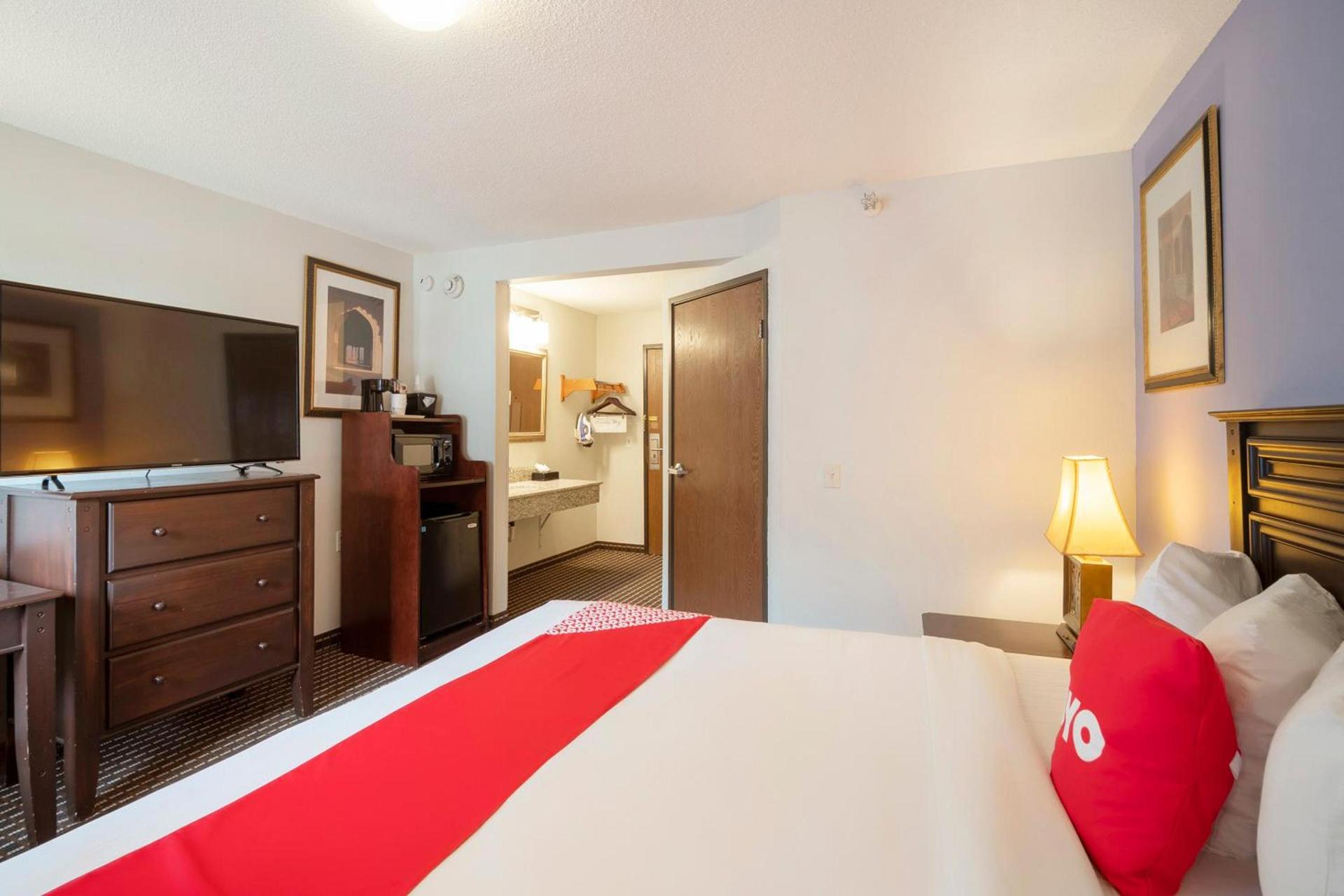 OYO Townhouse Houston Airport North photo 36