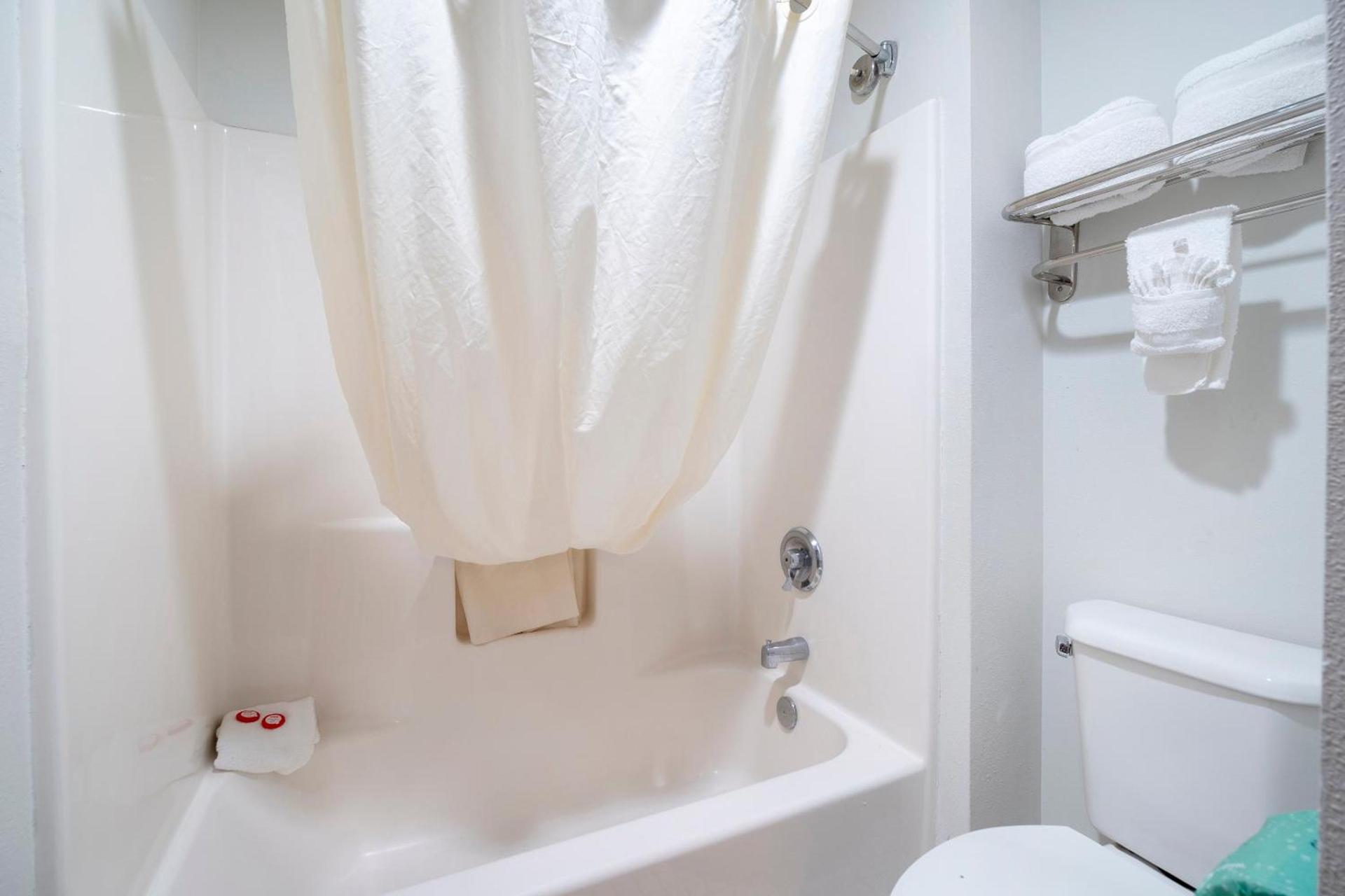OYO Townhouse Houston Airport North photo 39