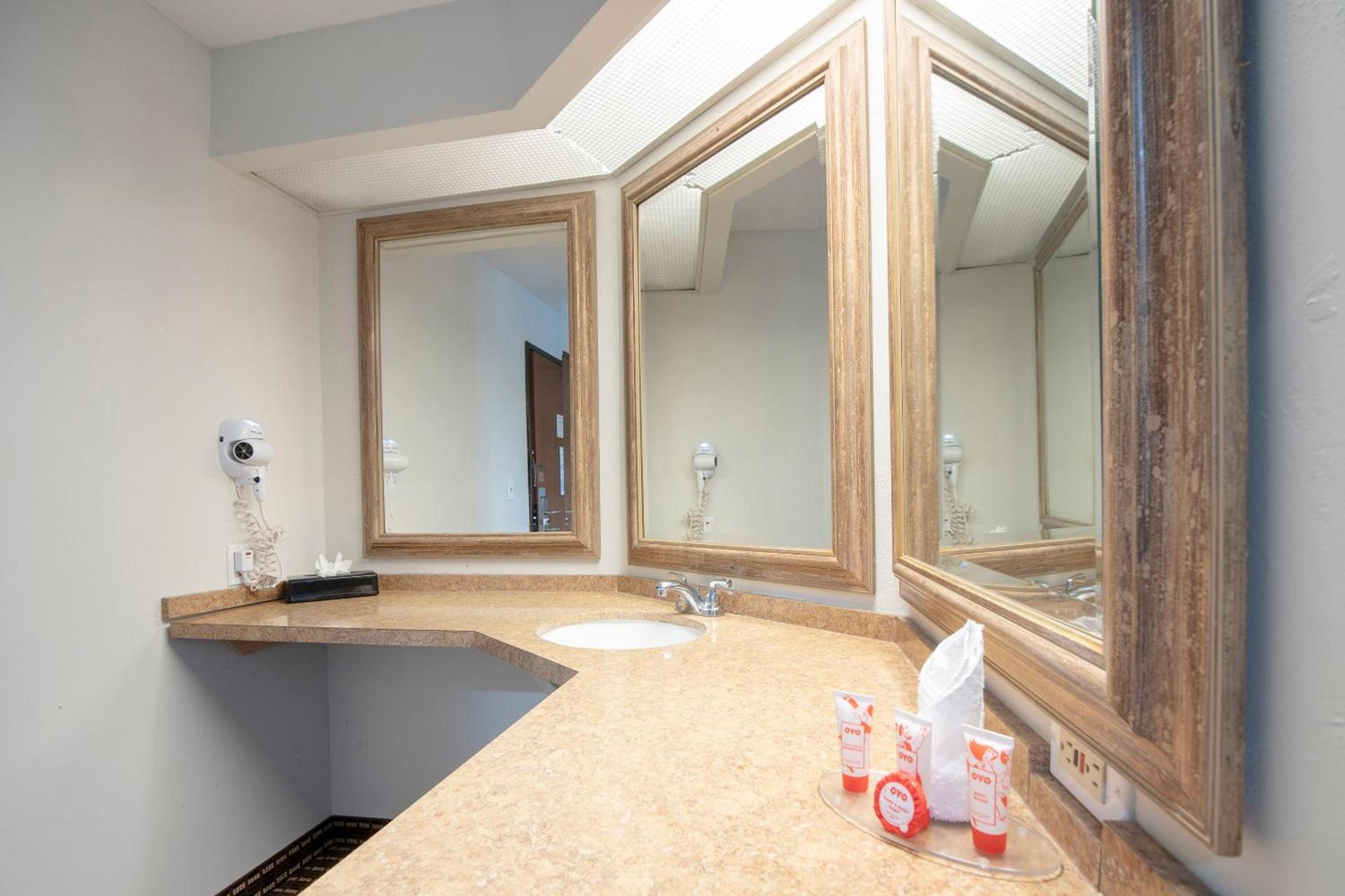 OYO Townhouse Houston Airport North photo 38