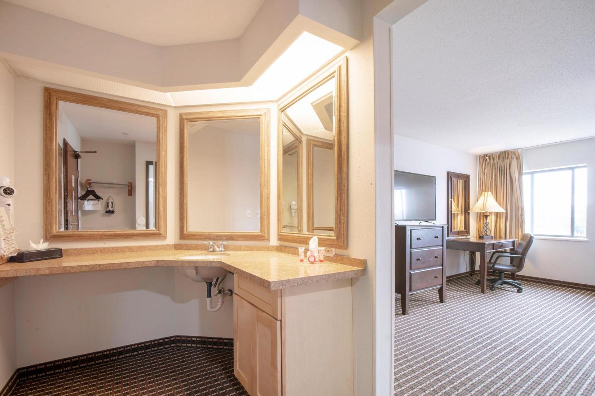 OYO Townhouse Houston Airport North photo 37