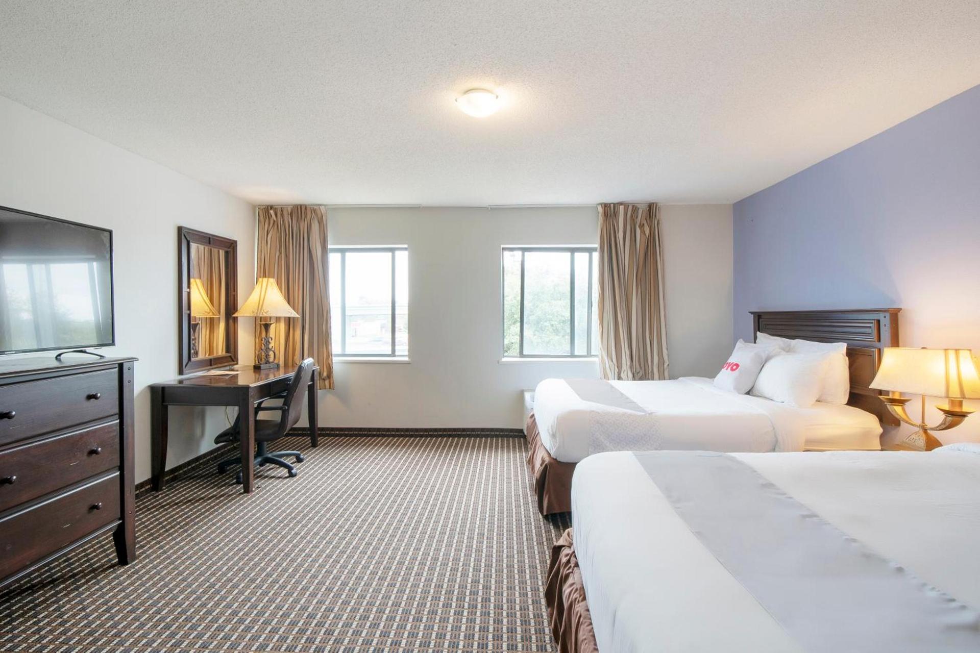OYO Townhouse Houston Airport North photo 40
